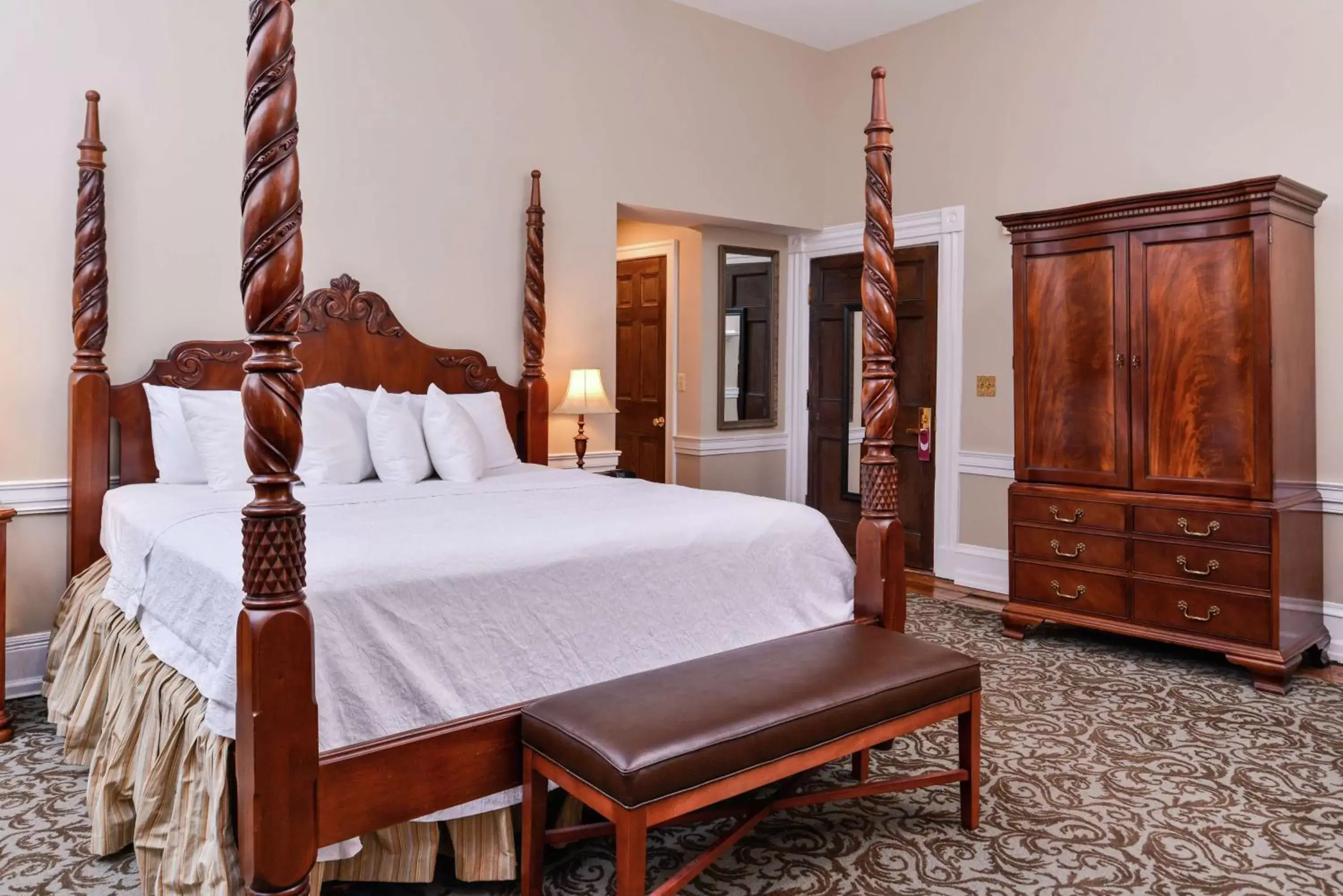 Living room, Bed in Hampton Inn Lexington Historic Area