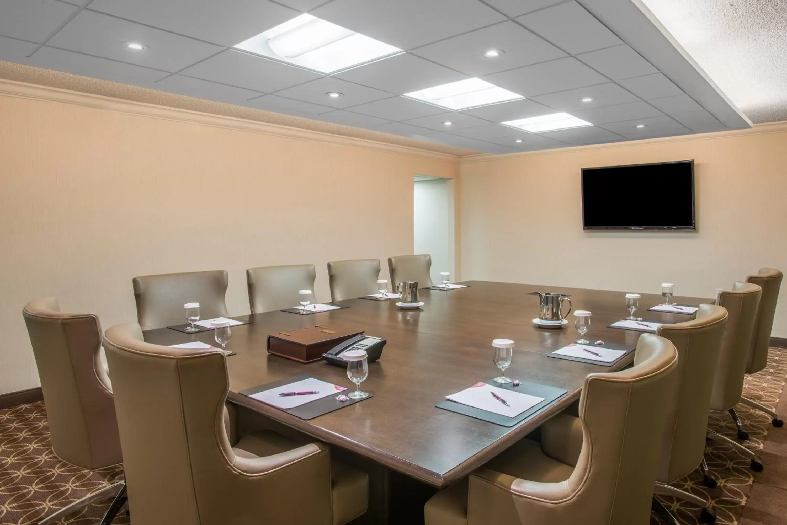 Meeting/conference room in Crowne Plaza Suffern-Mahwah, an IHG Hotel