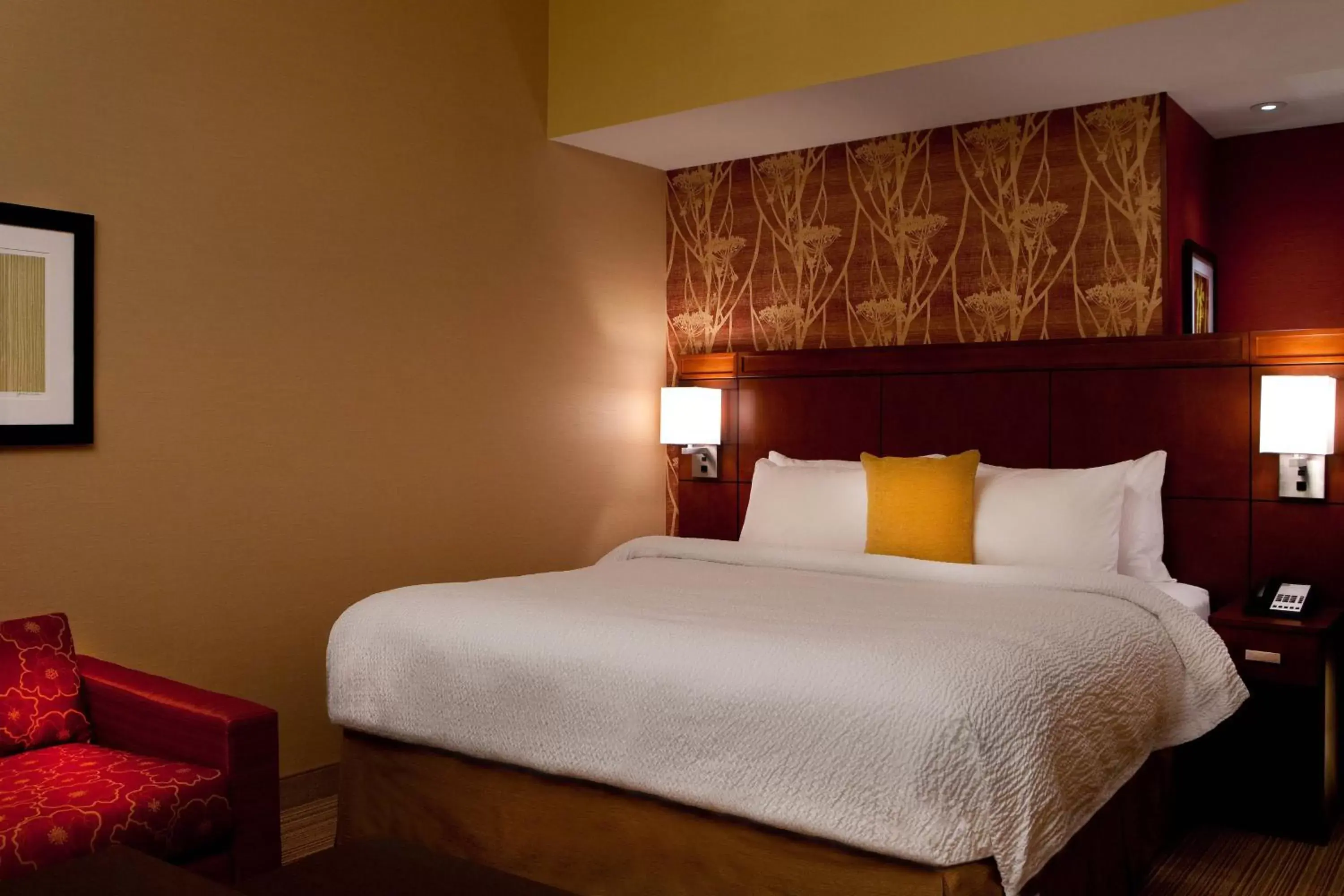 Photo of the whole room, Bed in Courtyard by Marriott Syracuse Downtown at Armory Square