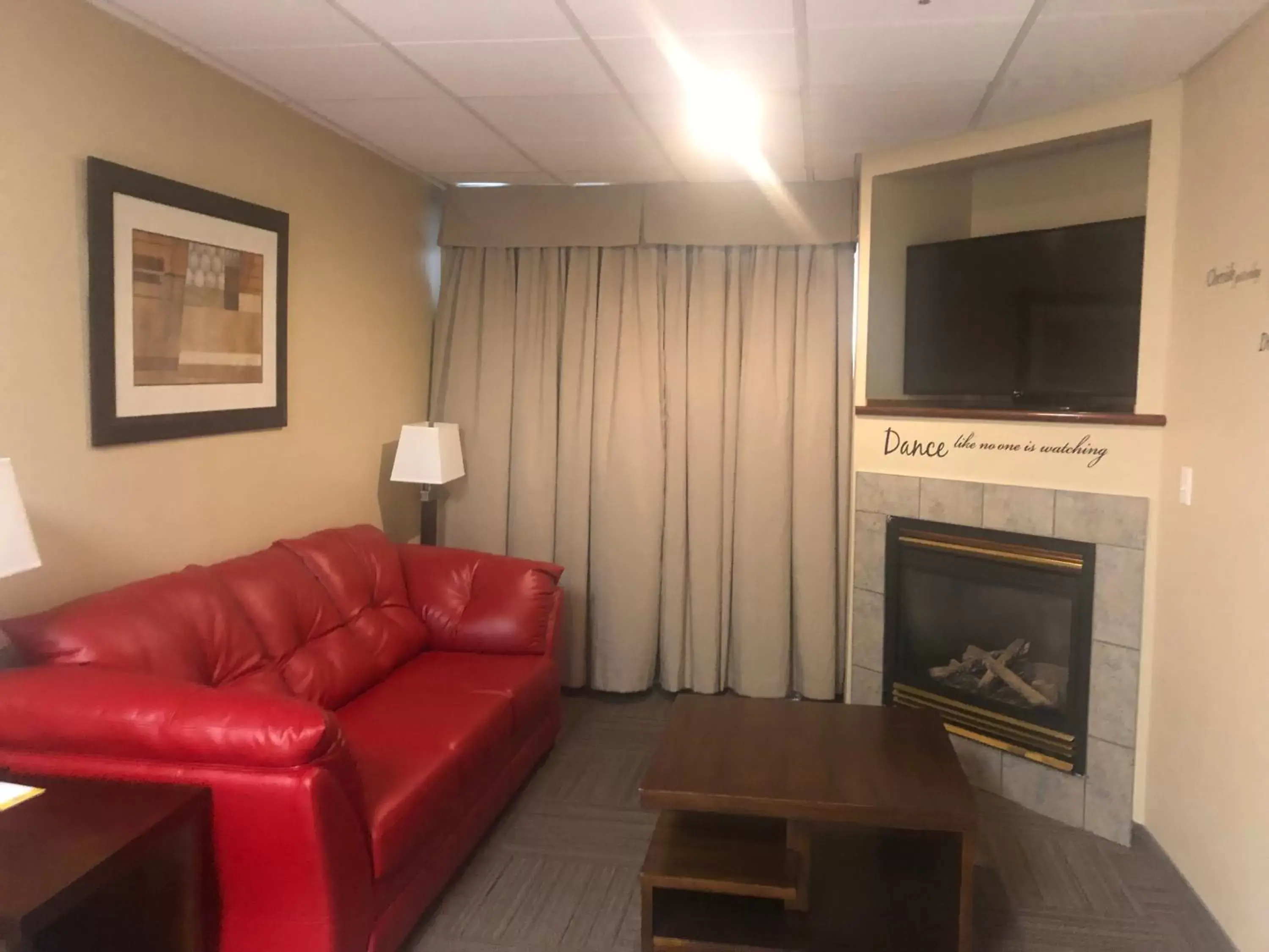 Living room, TV/Entertainment Center in Days Inn by Wyndham Hinton