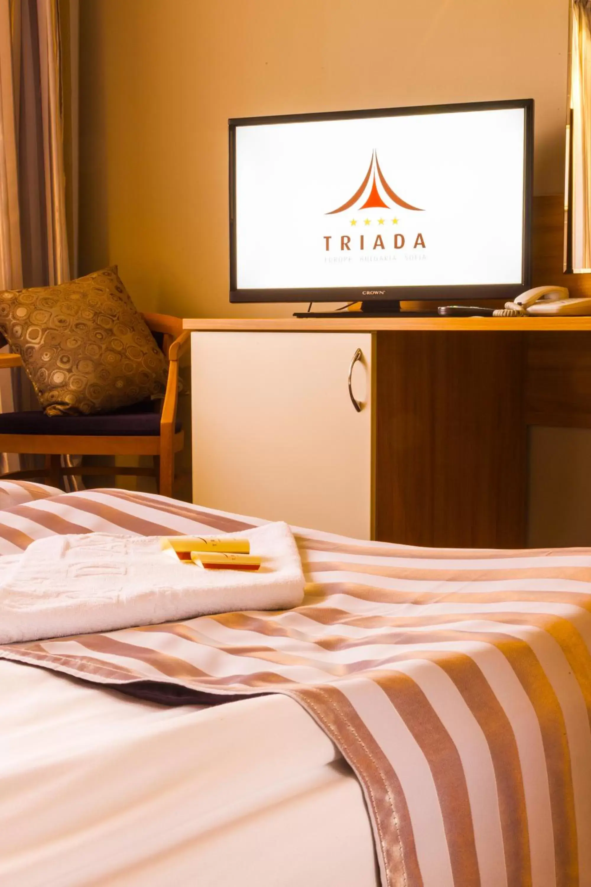 Bedroom, TV/Entertainment Center in Triada Hotel