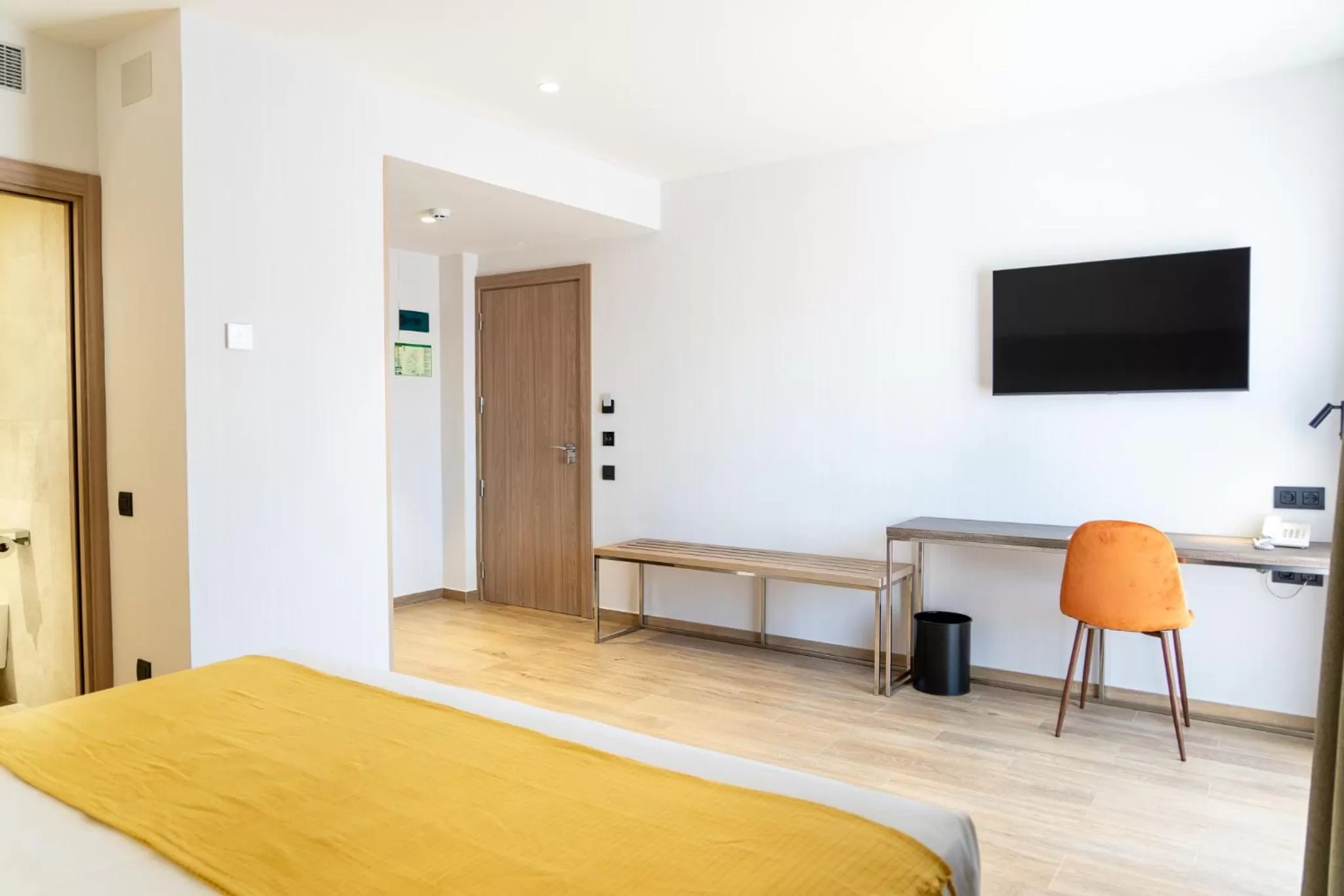 Photo of the whole room, Bed in Caledonian