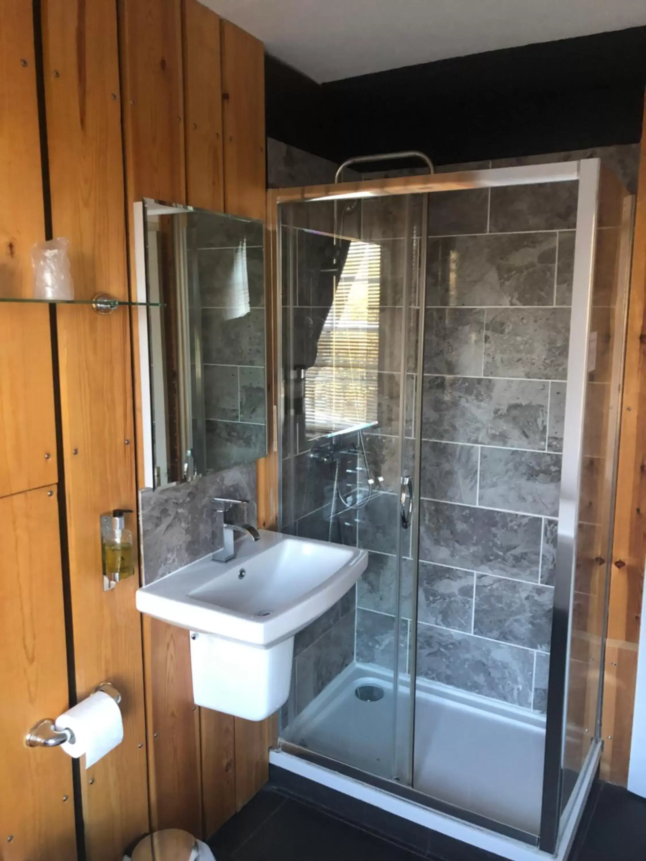Shower, Bathroom in The Mug House Inn