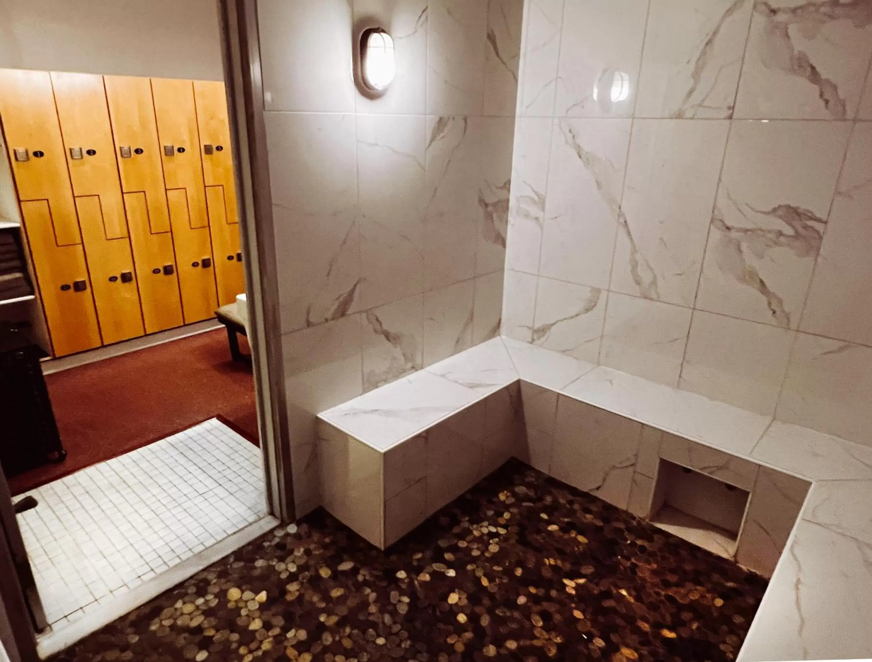 Steam room, Bathroom in La Tourelle Hotel & Spa