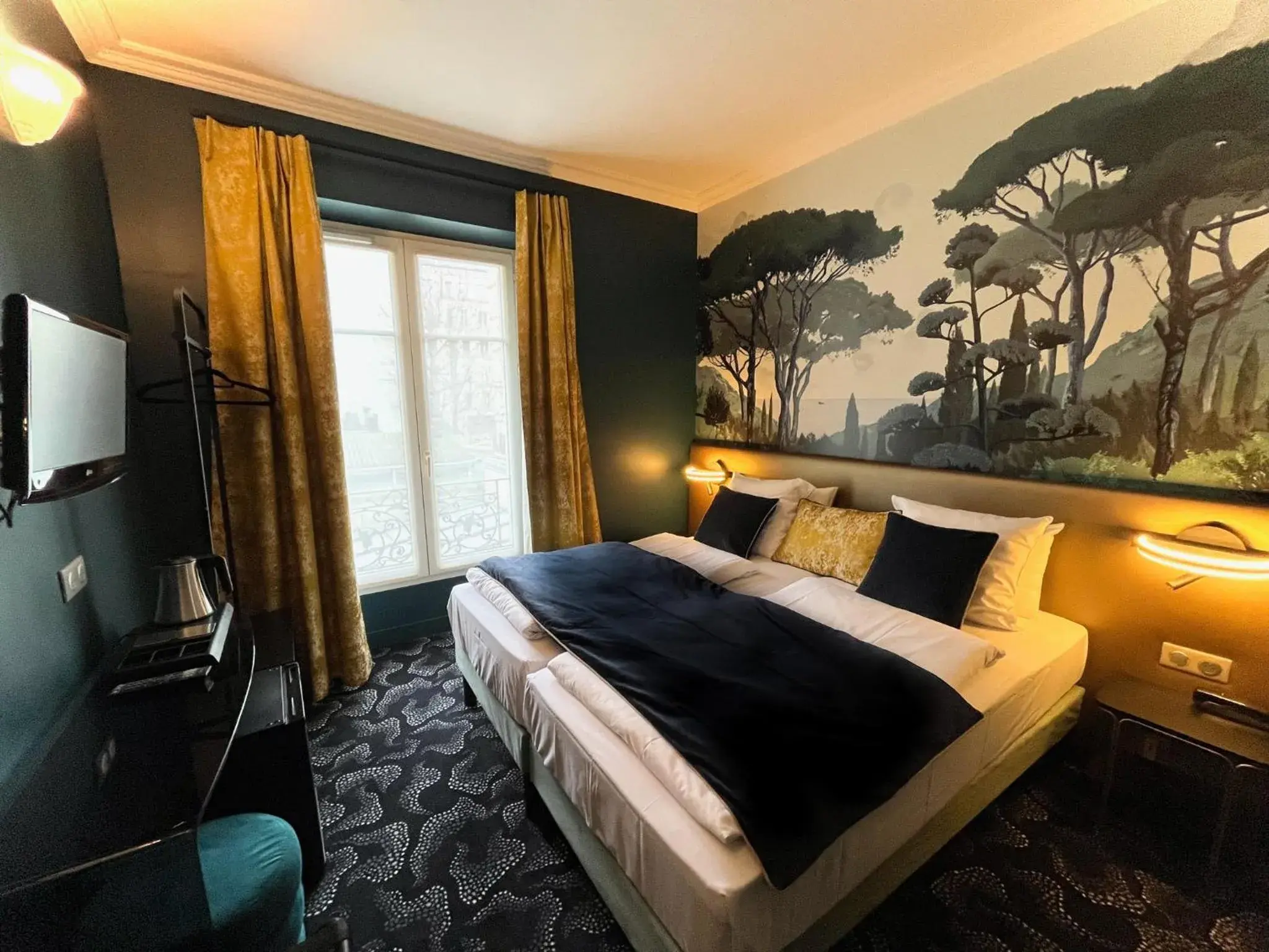 Bedroom, Bed in Montparnasse Daguerre