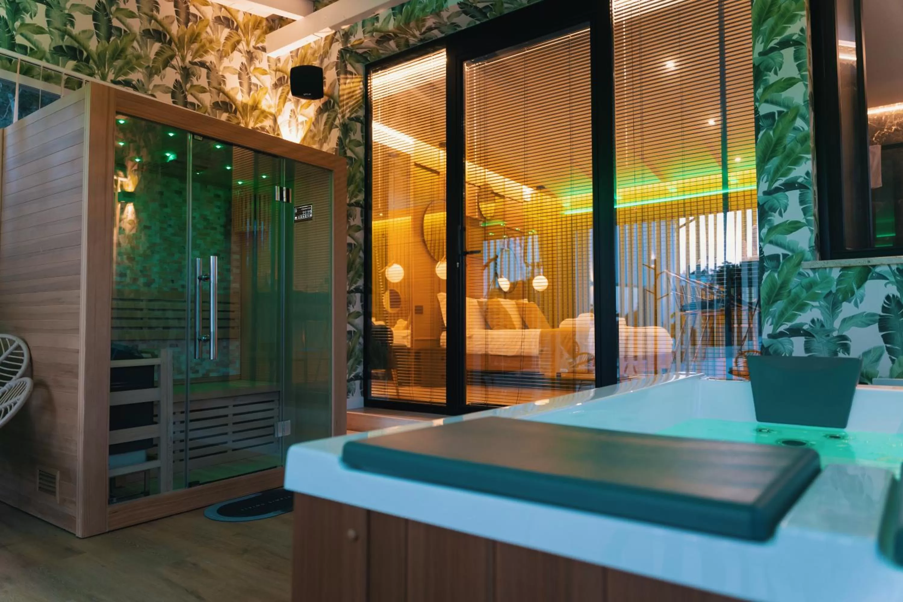 Hot Tub in Emesh Boutique Suite