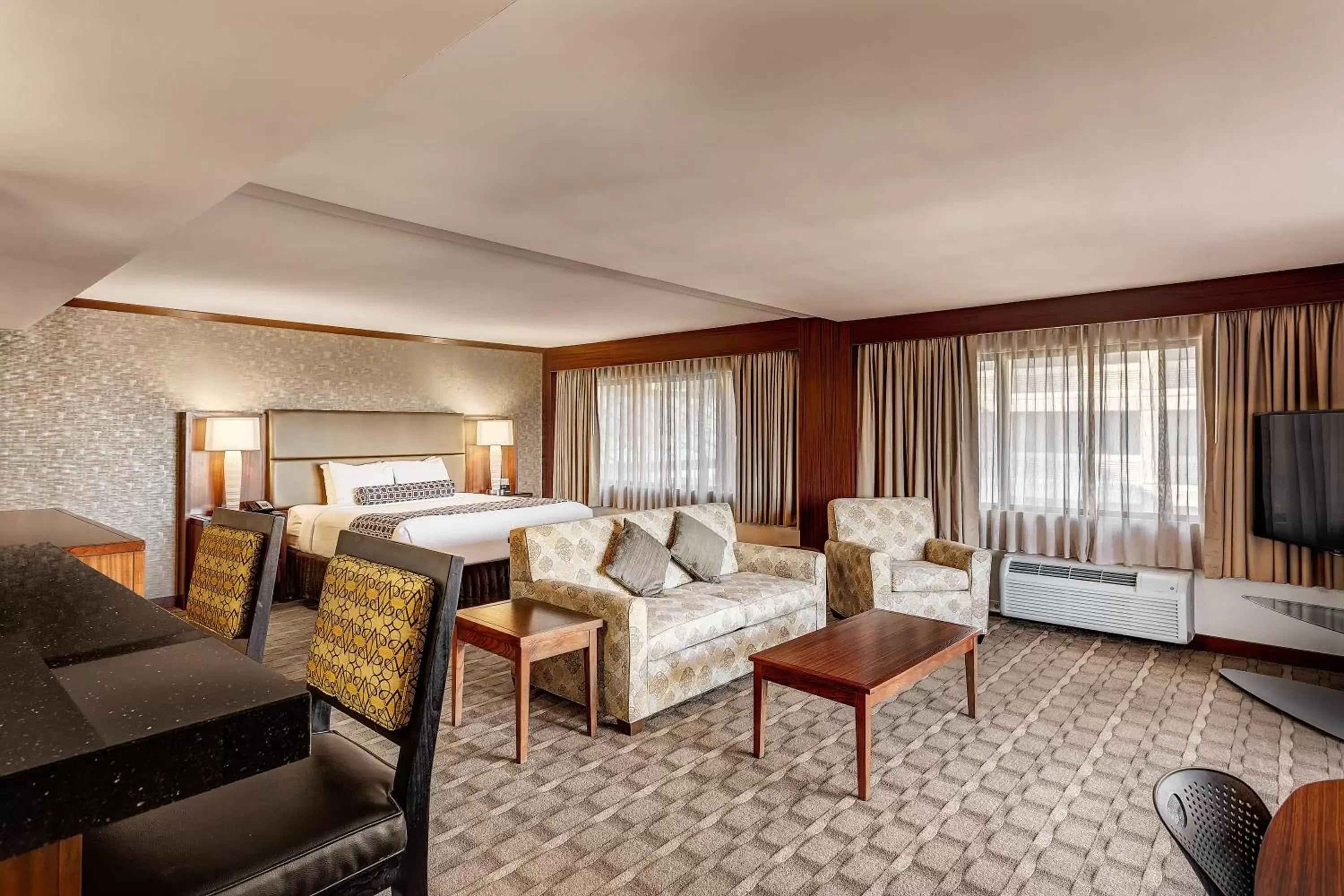 Bedroom, Seating Area in Crowne Plaza Hotel Foster City-San Mateo, an IHG Hotel