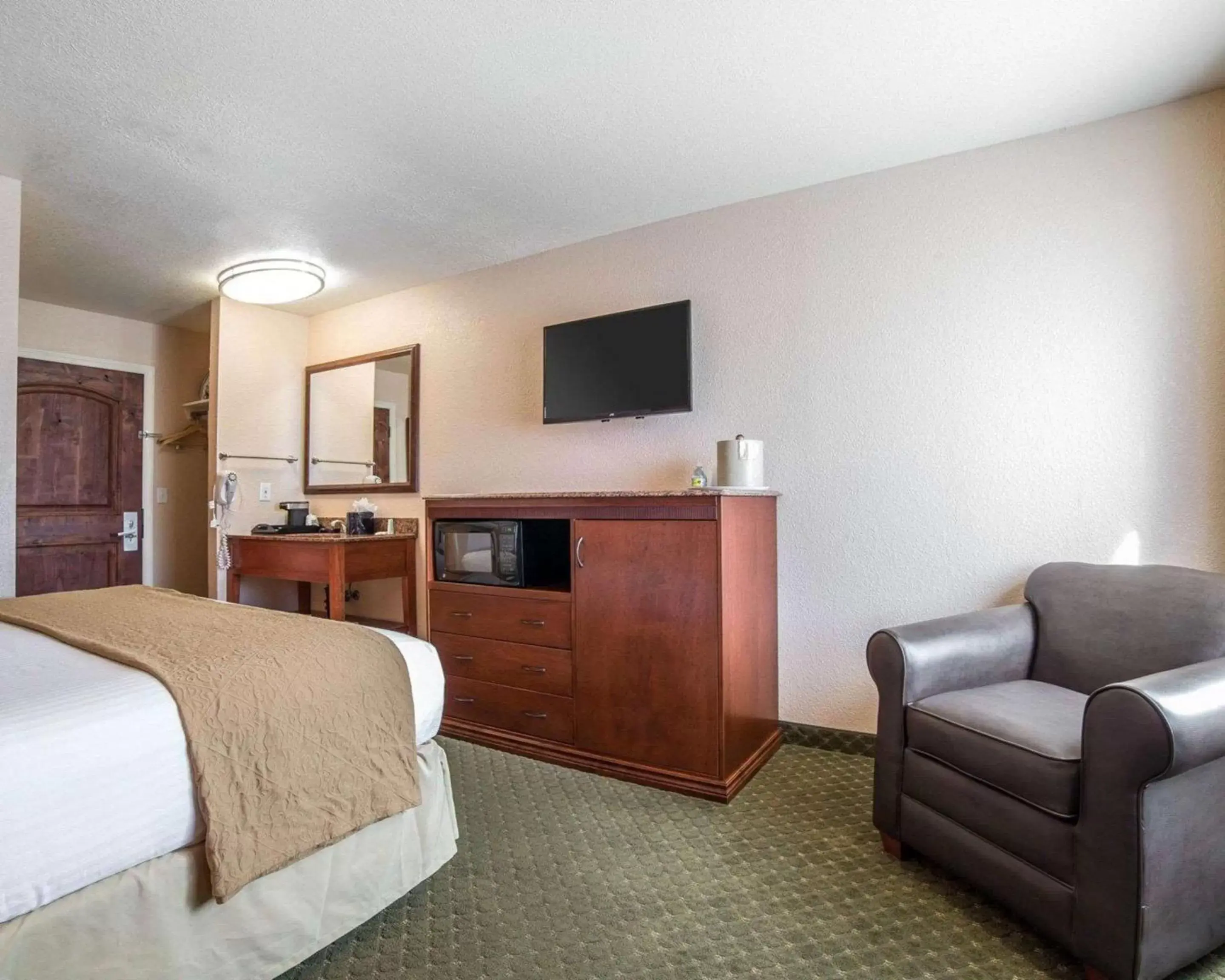 Photo of the whole room, TV/Entertainment Center in Quality Inn Winnemucca- Model T Casino