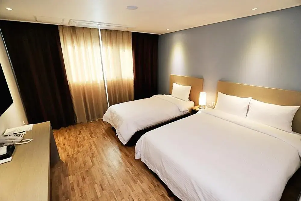 Deluxe Twin Room with Sea View in Sea Moon Tourist Hotel Deluxe Twin Room with Sea View in Sea Moon Tourist Hotel