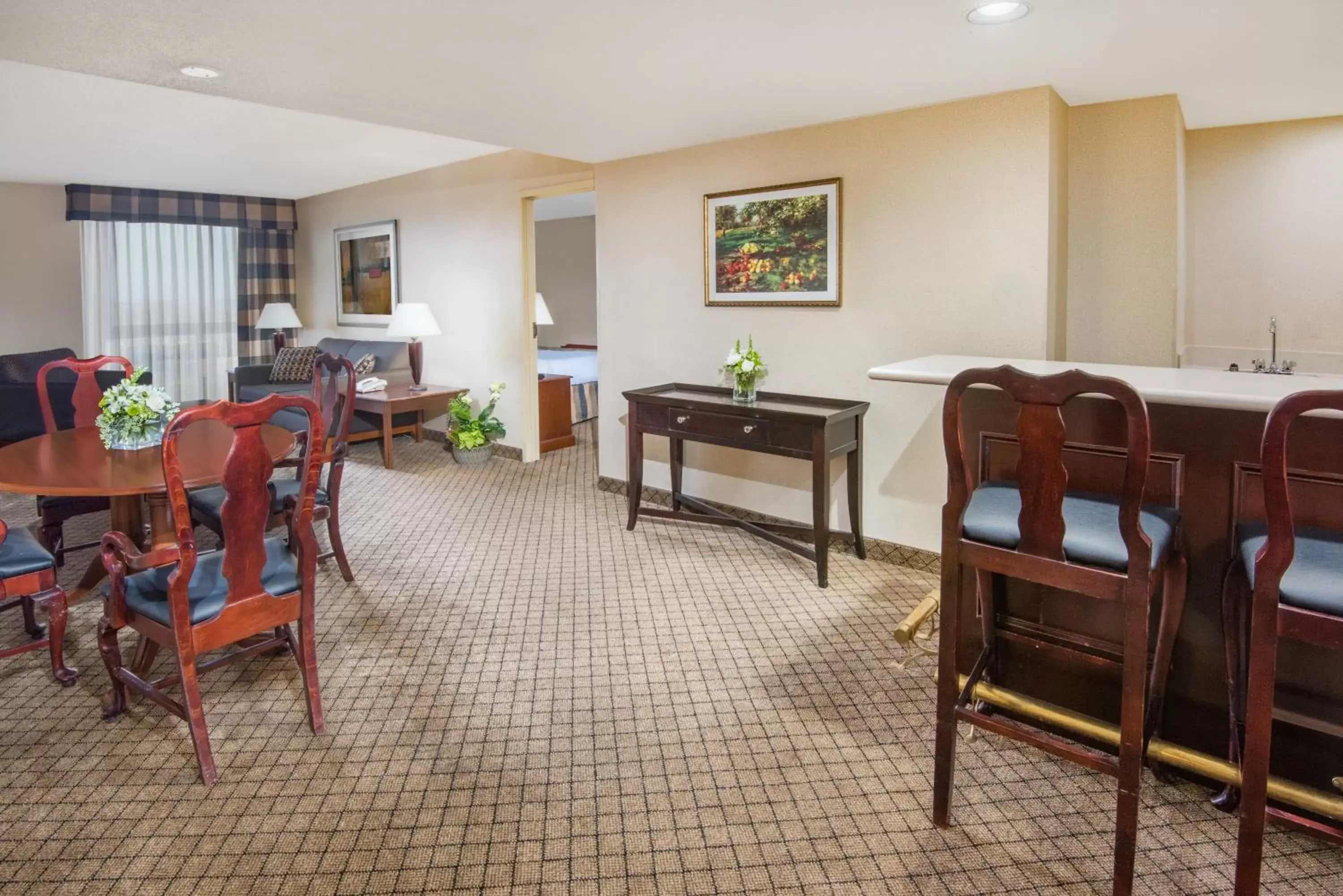 Living room in Holiday Inn Cincinnati-Eastgate, an IHG Hotel