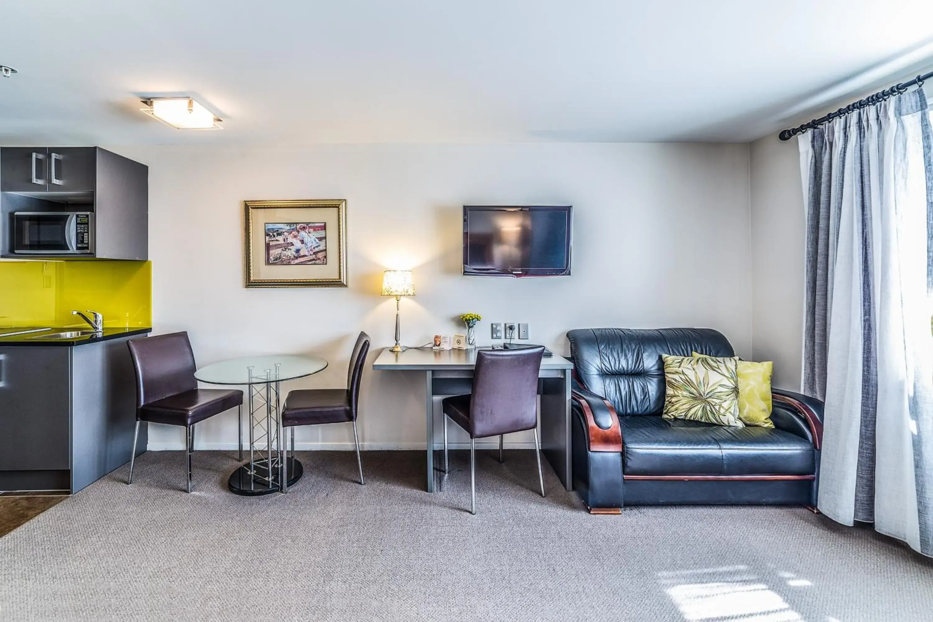 Bedroom, Seating Area in Alexander Inn