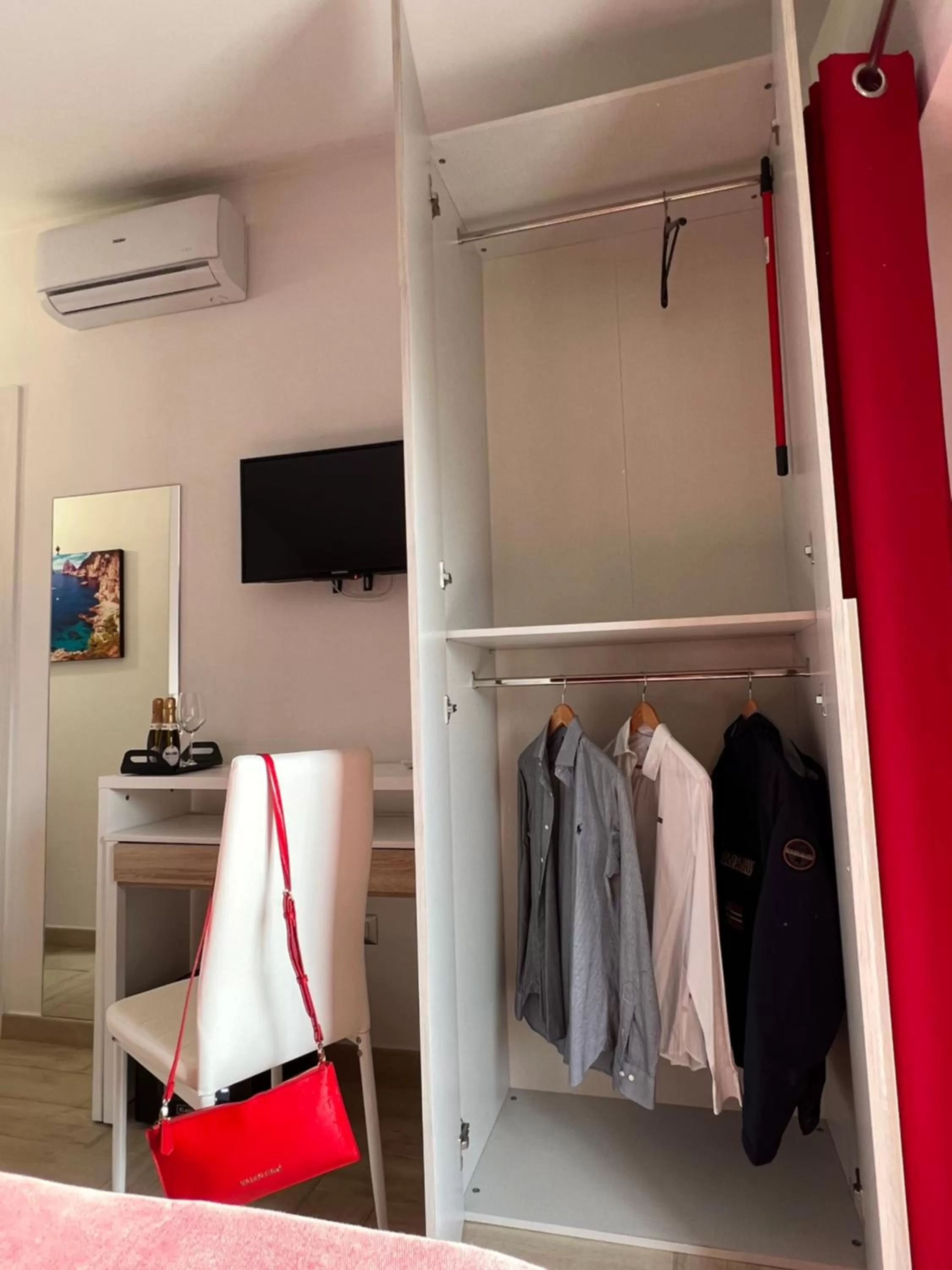 TV/Entertainment Center in Il Tempio Di Giove Suite