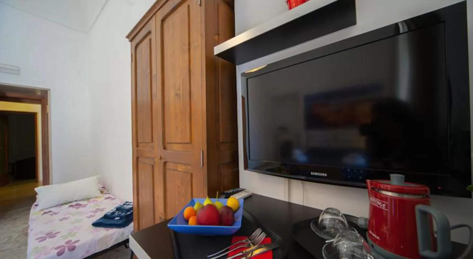TV/Entertainment Center in B&B Longobardi
