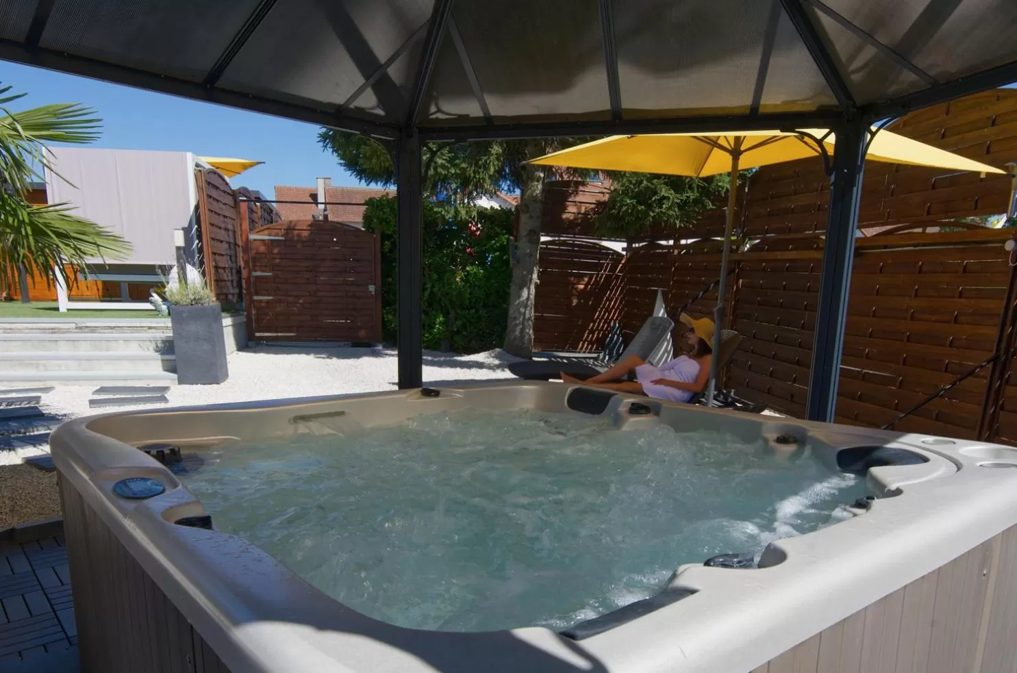 Hot Tub in Logis Hôtel Centrotel et Spa Bulles d'Allier