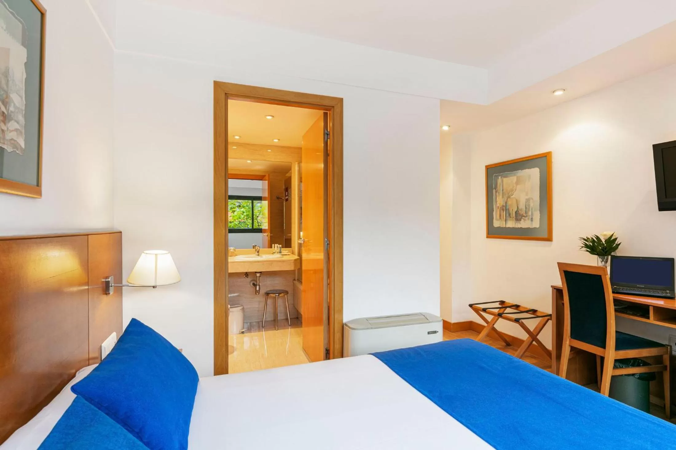 Photo of the whole room, Bed in Globales de los Reyes