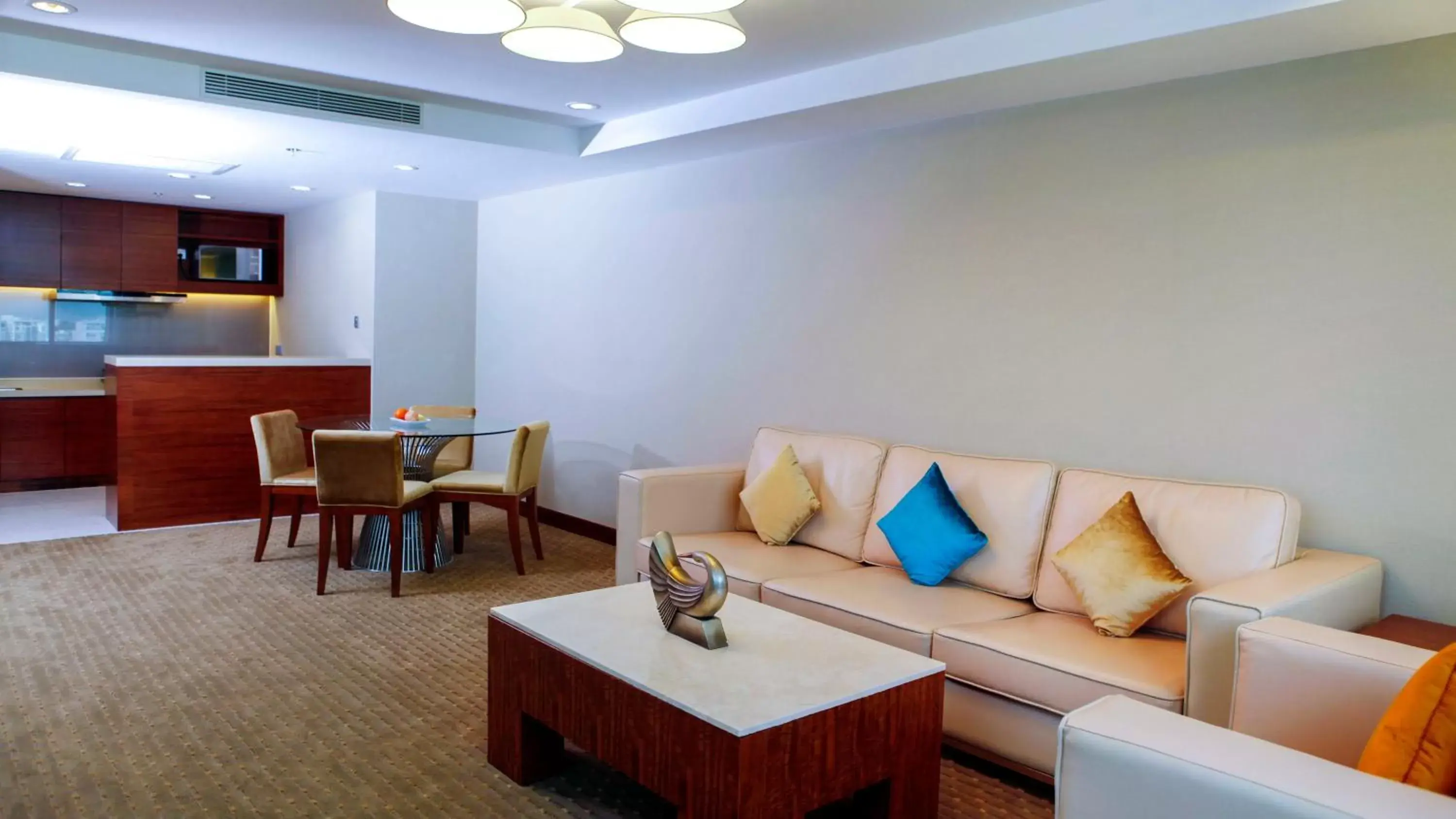 Photo of the whole room, Seating Area in Holiday Inn Shenzhen Donghua, an IHG Hotel