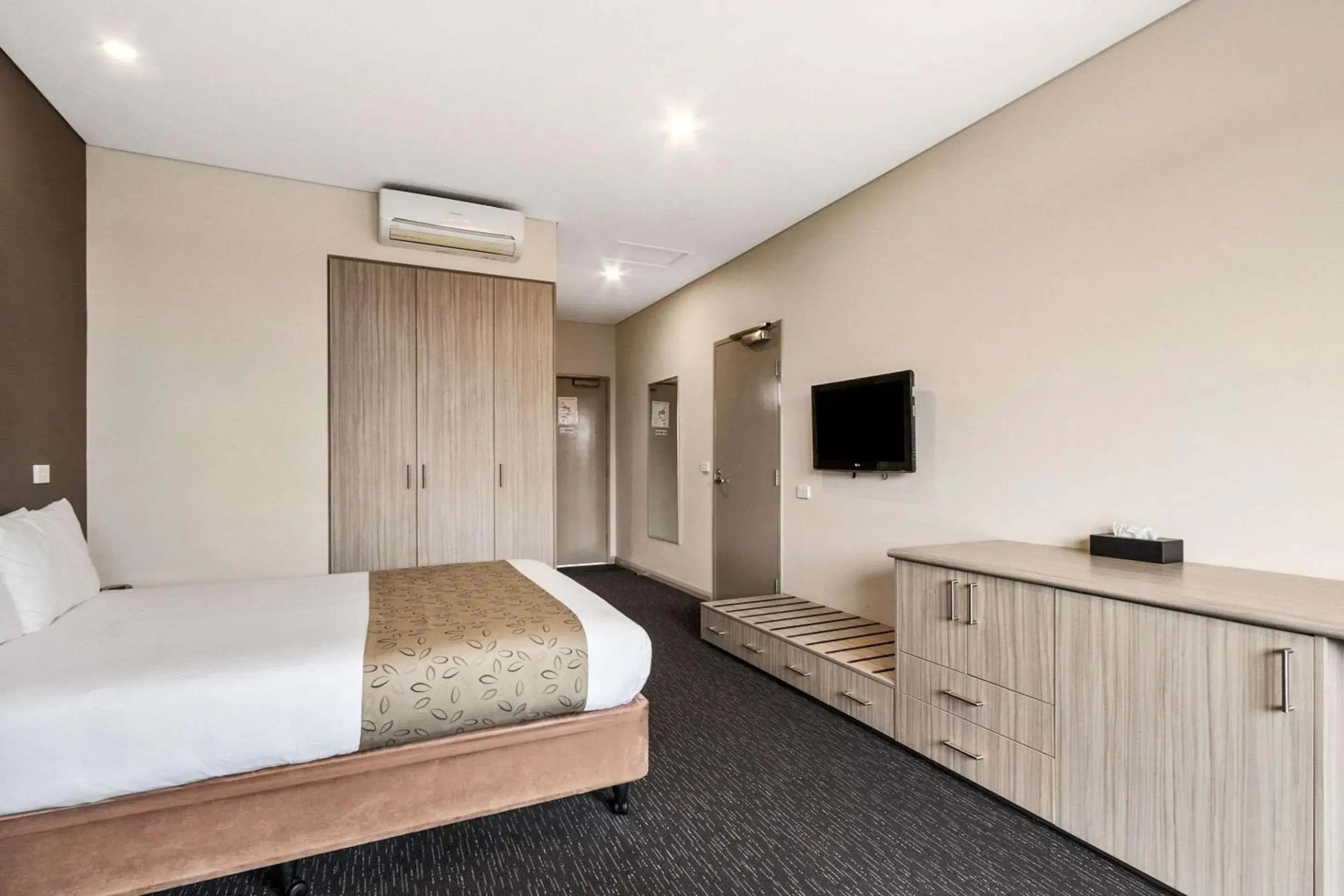 Photo of the whole room, Bed in Foreshore Hotel