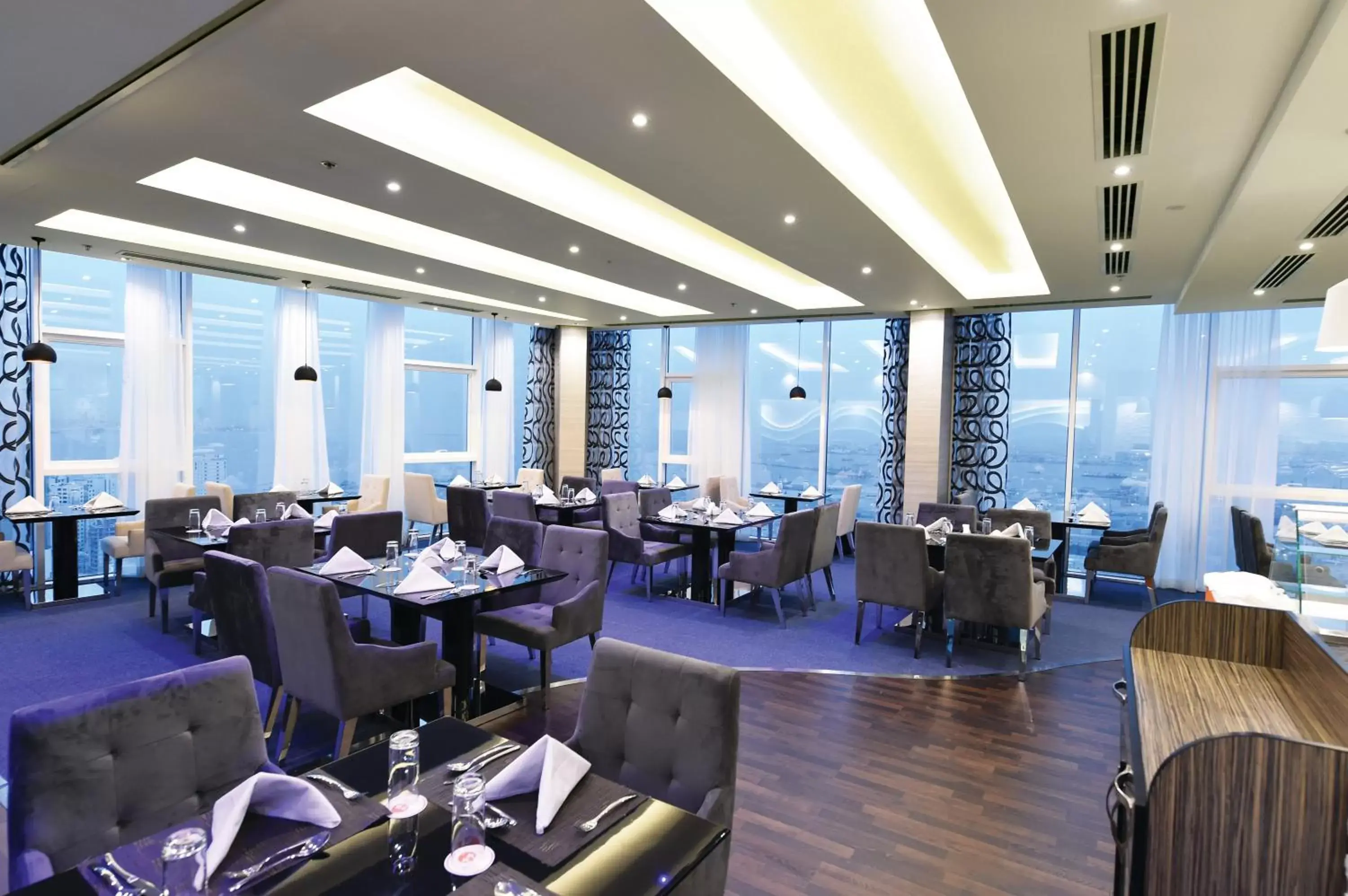 Restaurant/places to eat in Orange Suites Hotel Restaurant/places to eat in Orange Suites Hotel