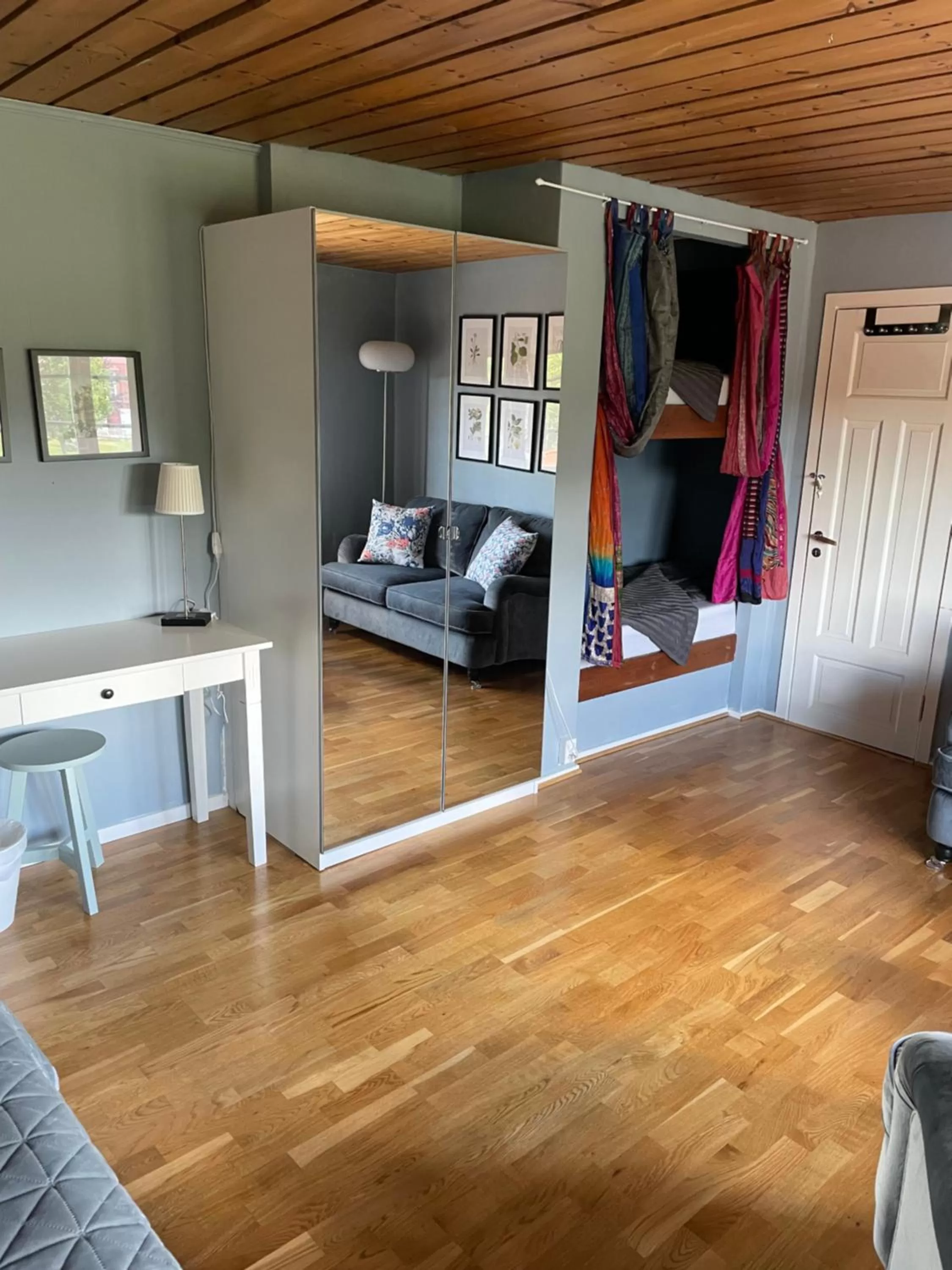 Seating area, Bed in Yaberg Affären