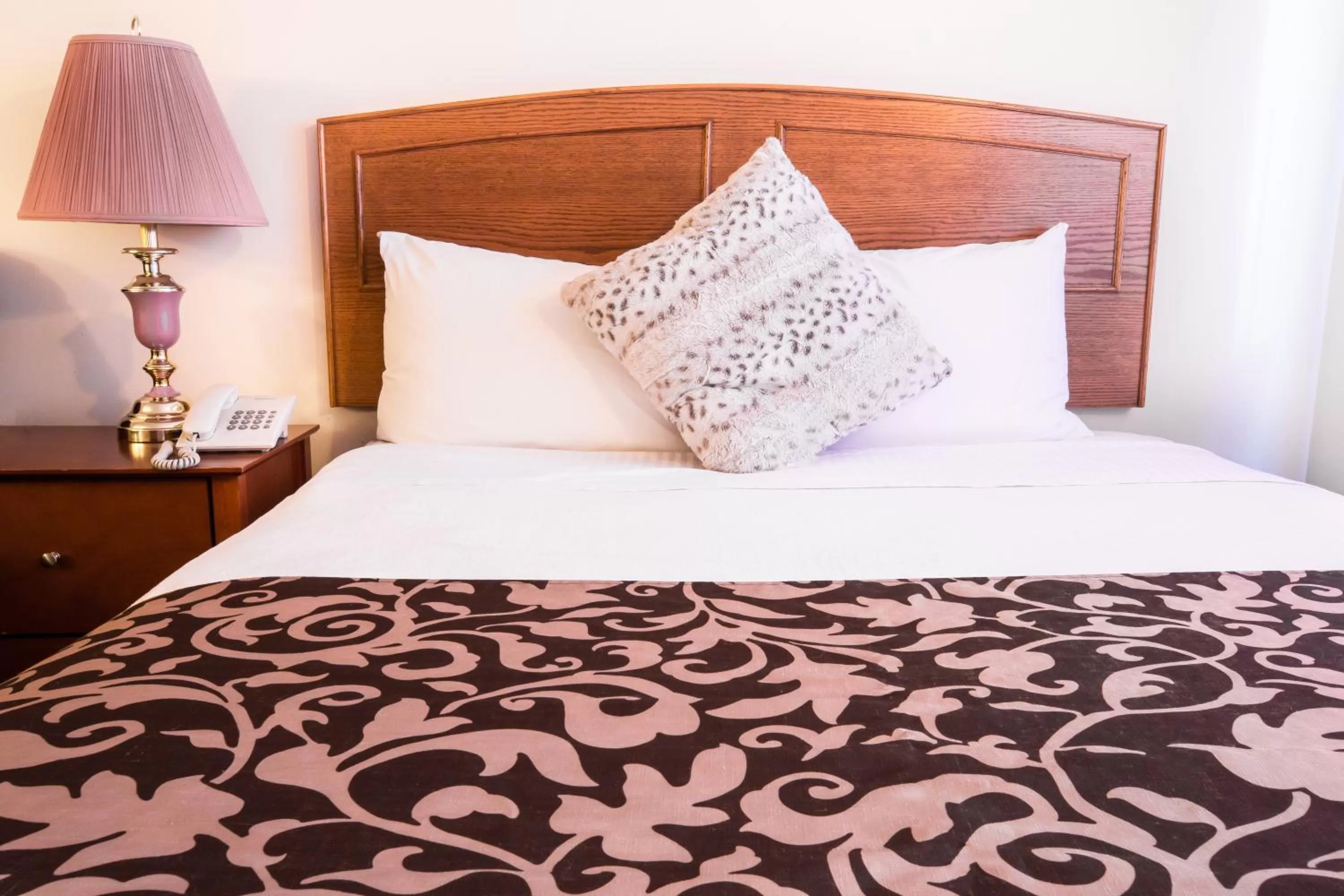 Bathroom, Bed in Grandview Motel