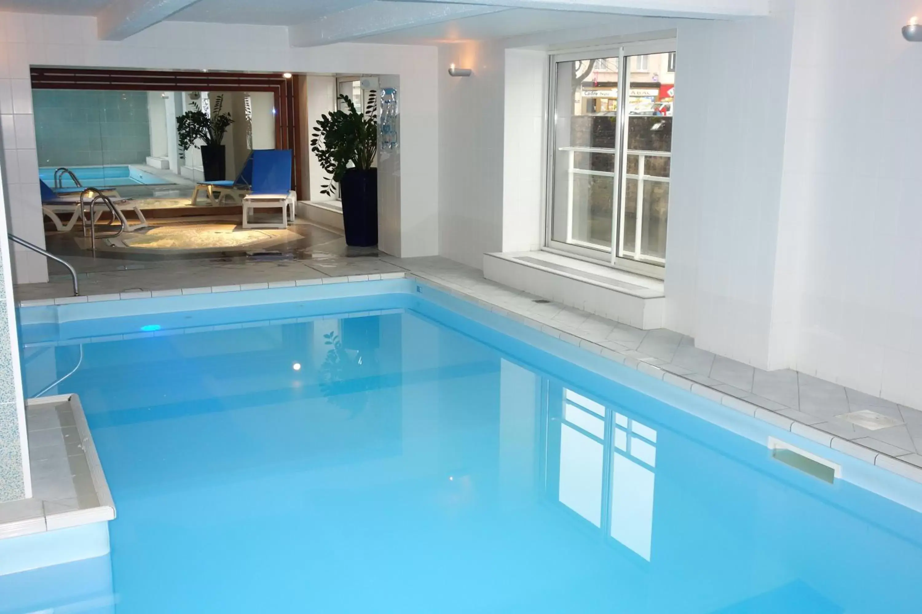 Swimming pool in Mercure Epinal Centre