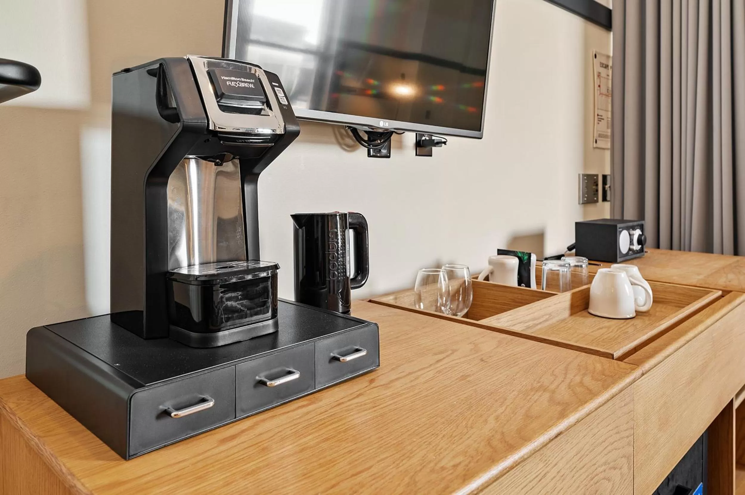 Coffee/tea facilities in The Maverick by Kasa