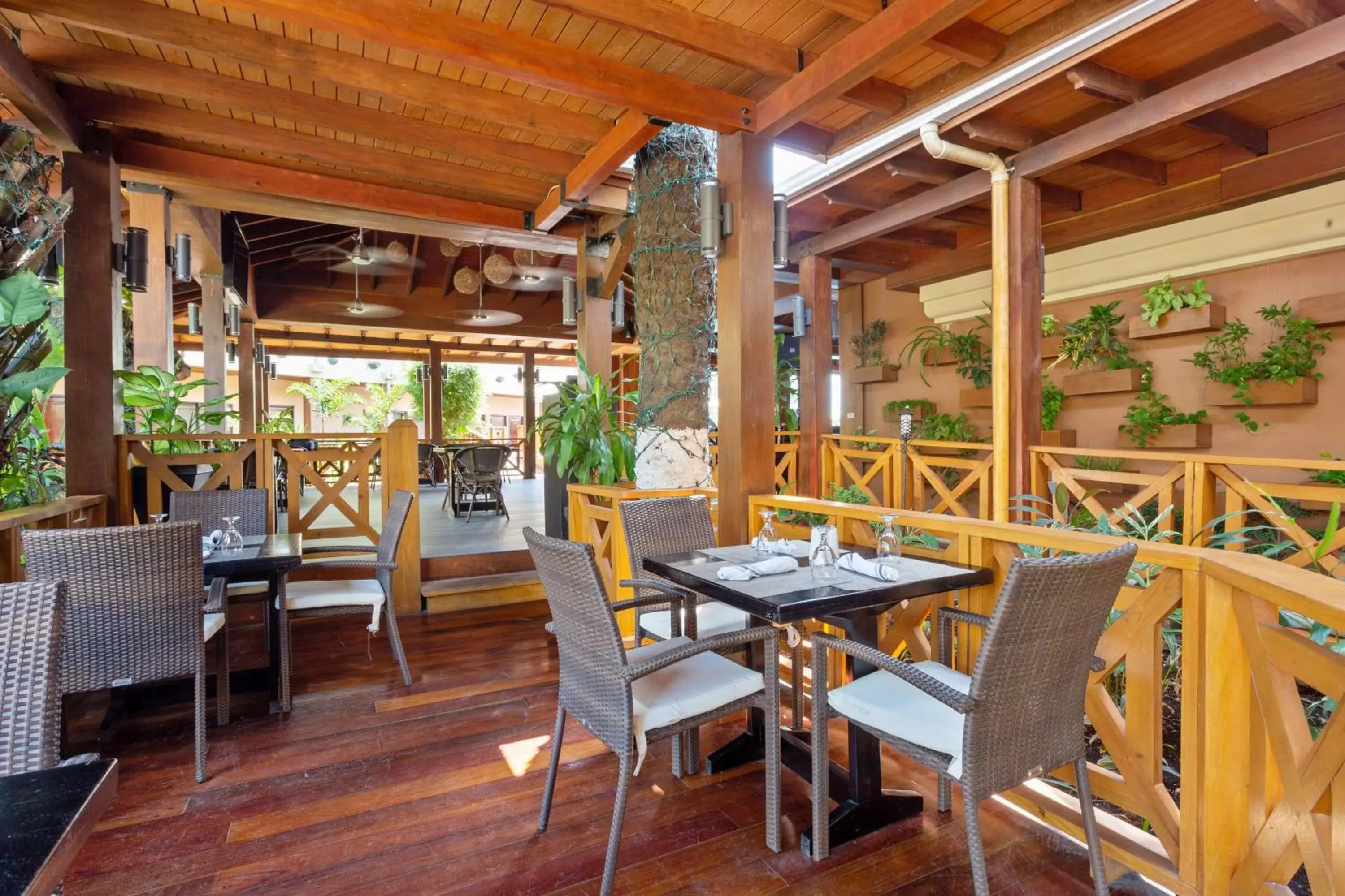 Lounge or bar, Restaurant/Places to Eat in Best Western Plus Belize Biltmore Plaza