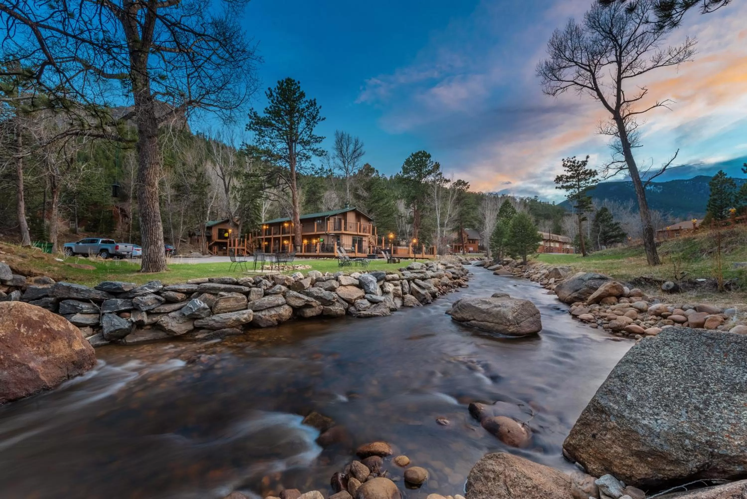 Patio in 4 Seasons Inn on Fall River
