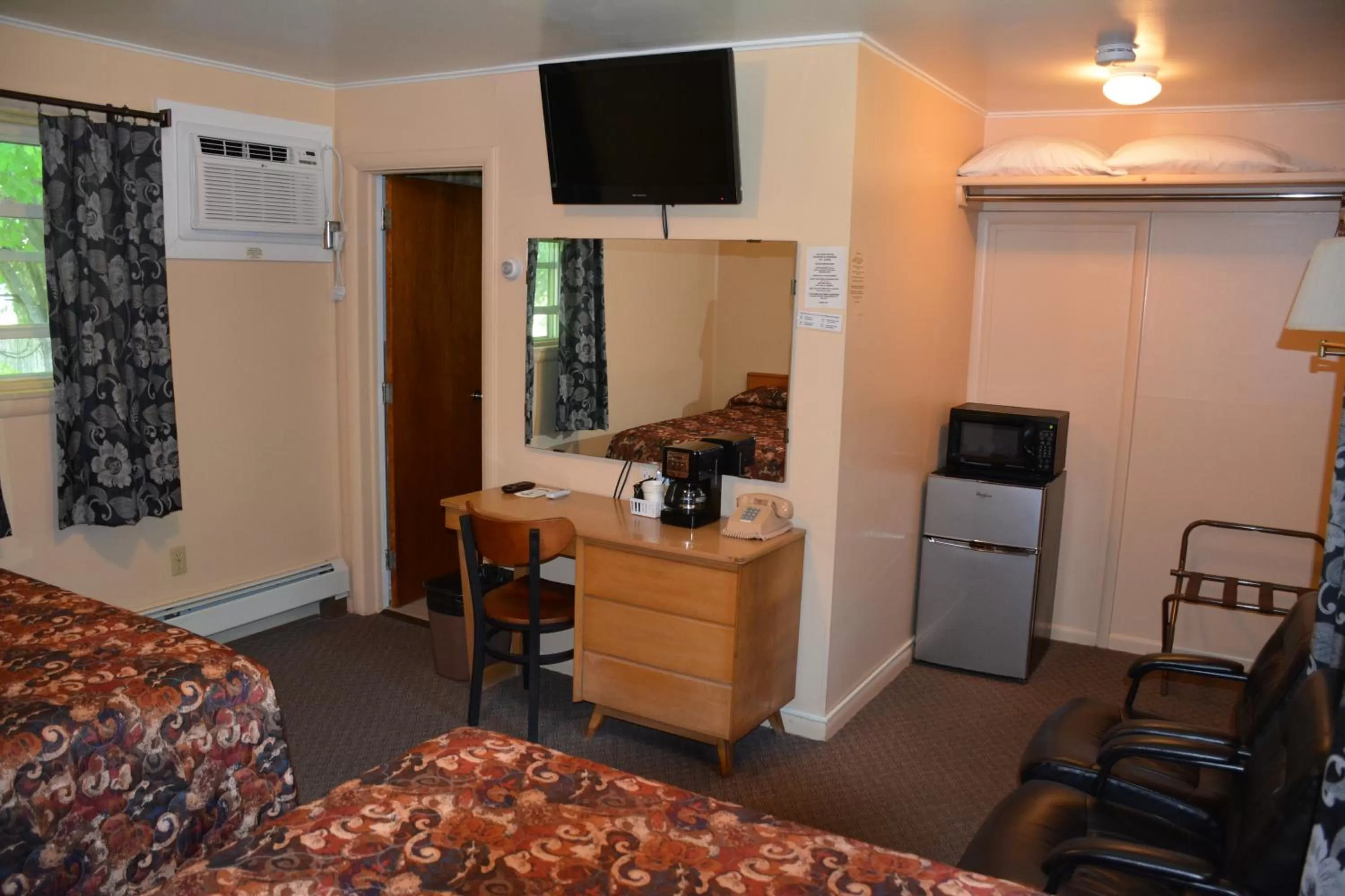 TV and multimedia, Bed in The Village Motel