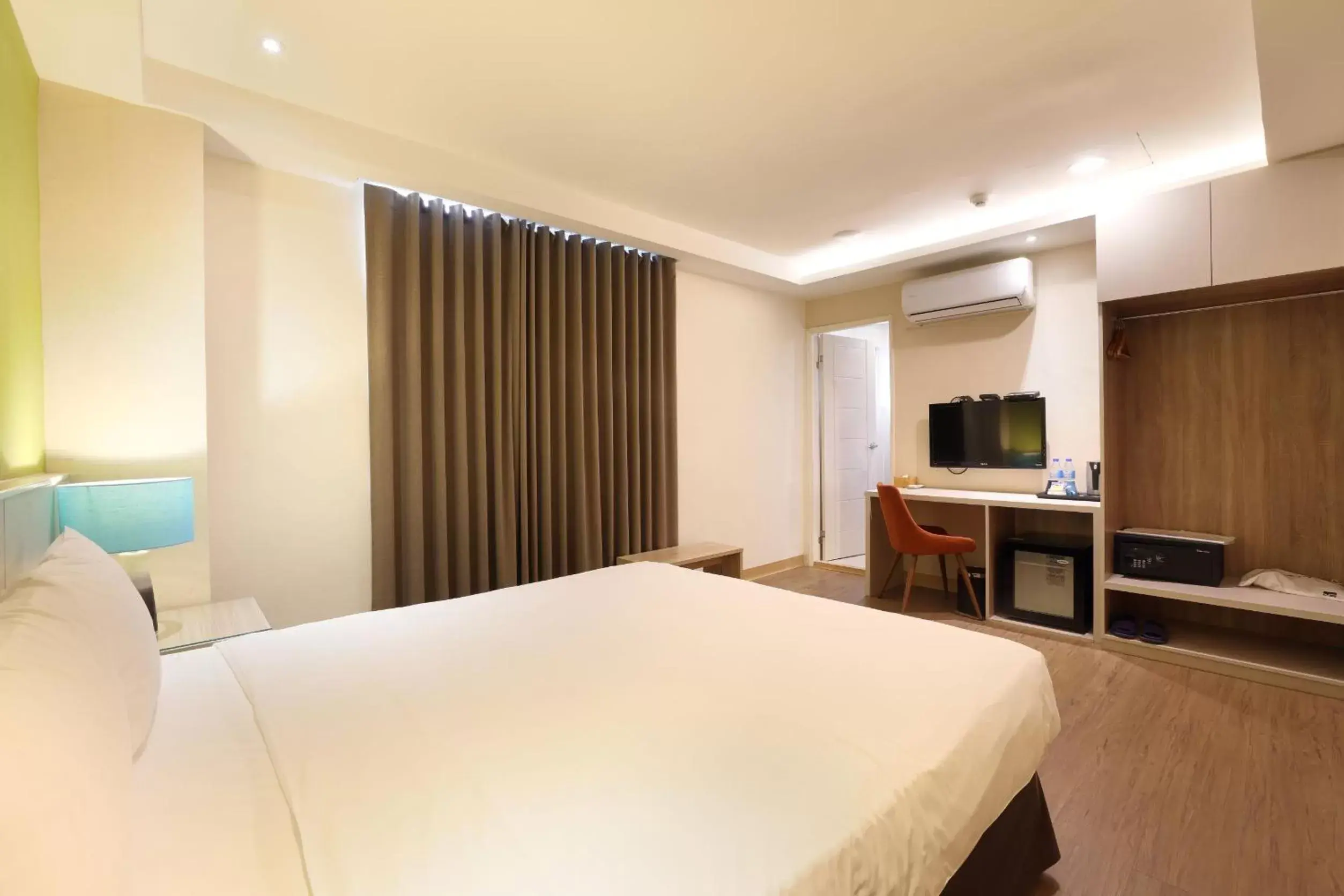 Communal lounge/ TV room, Bed in TC Hotel - Hualien Zhongxiao