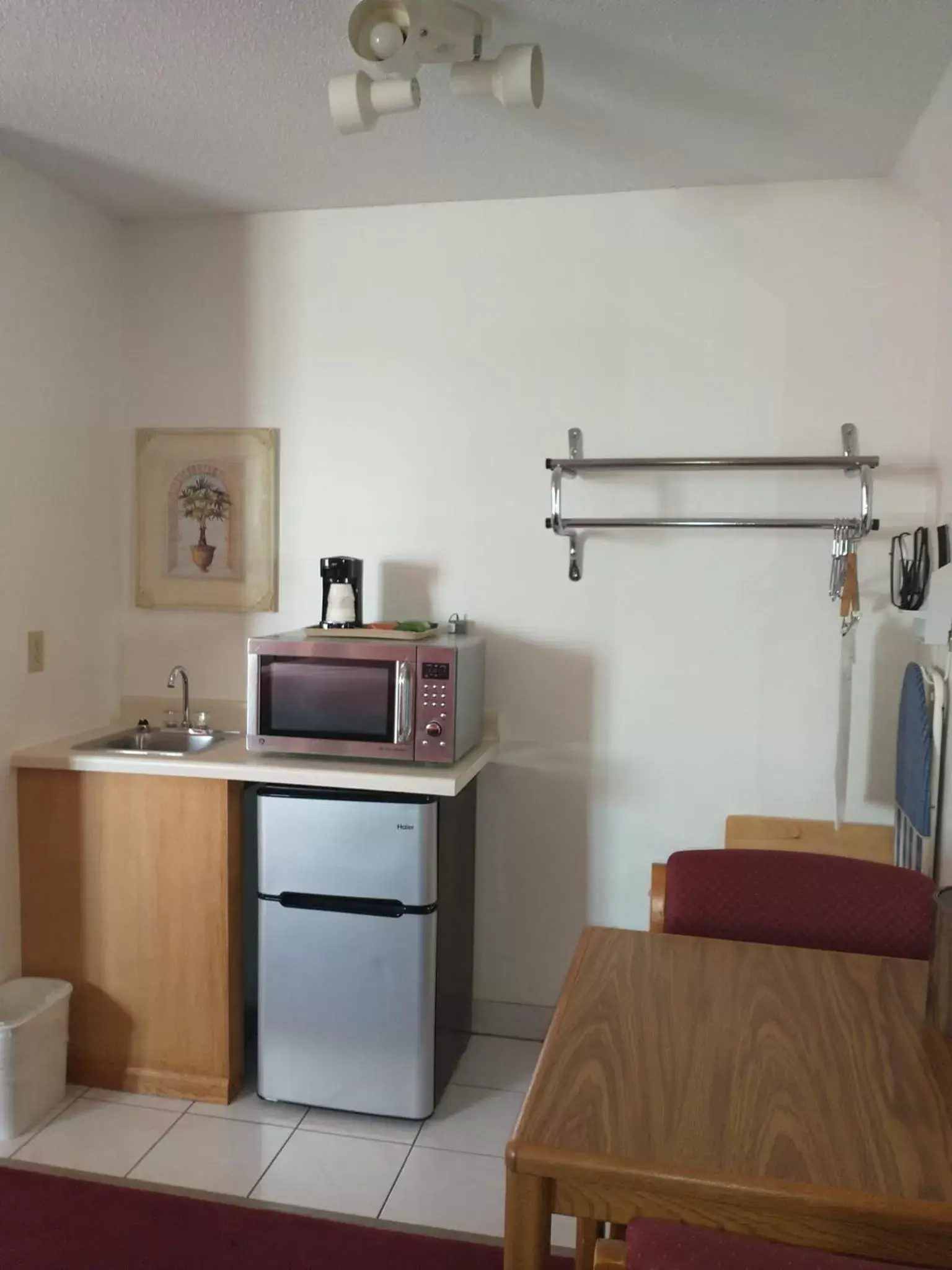 Kitchen/Kitchenette in Americas Best Value Inn Sauk Centre