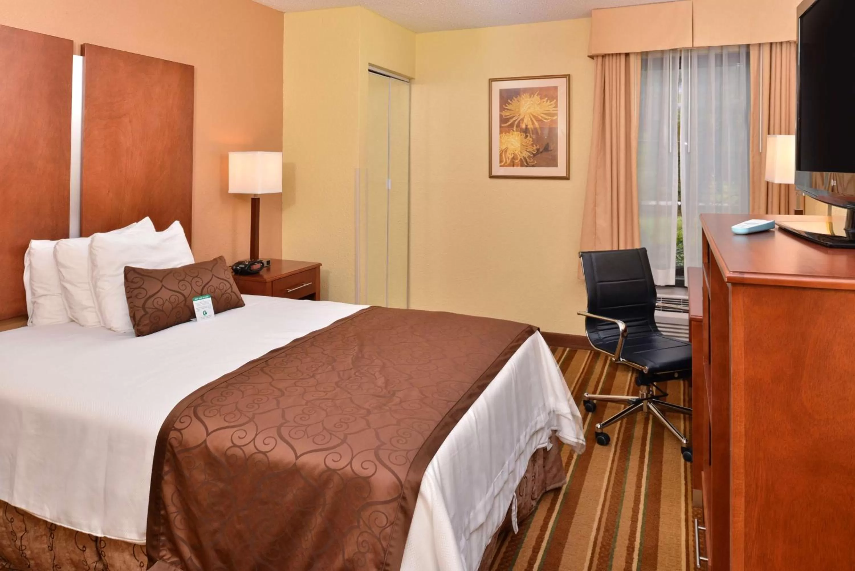 Photo of the whole room, Bed in Best Western Plus Richmond