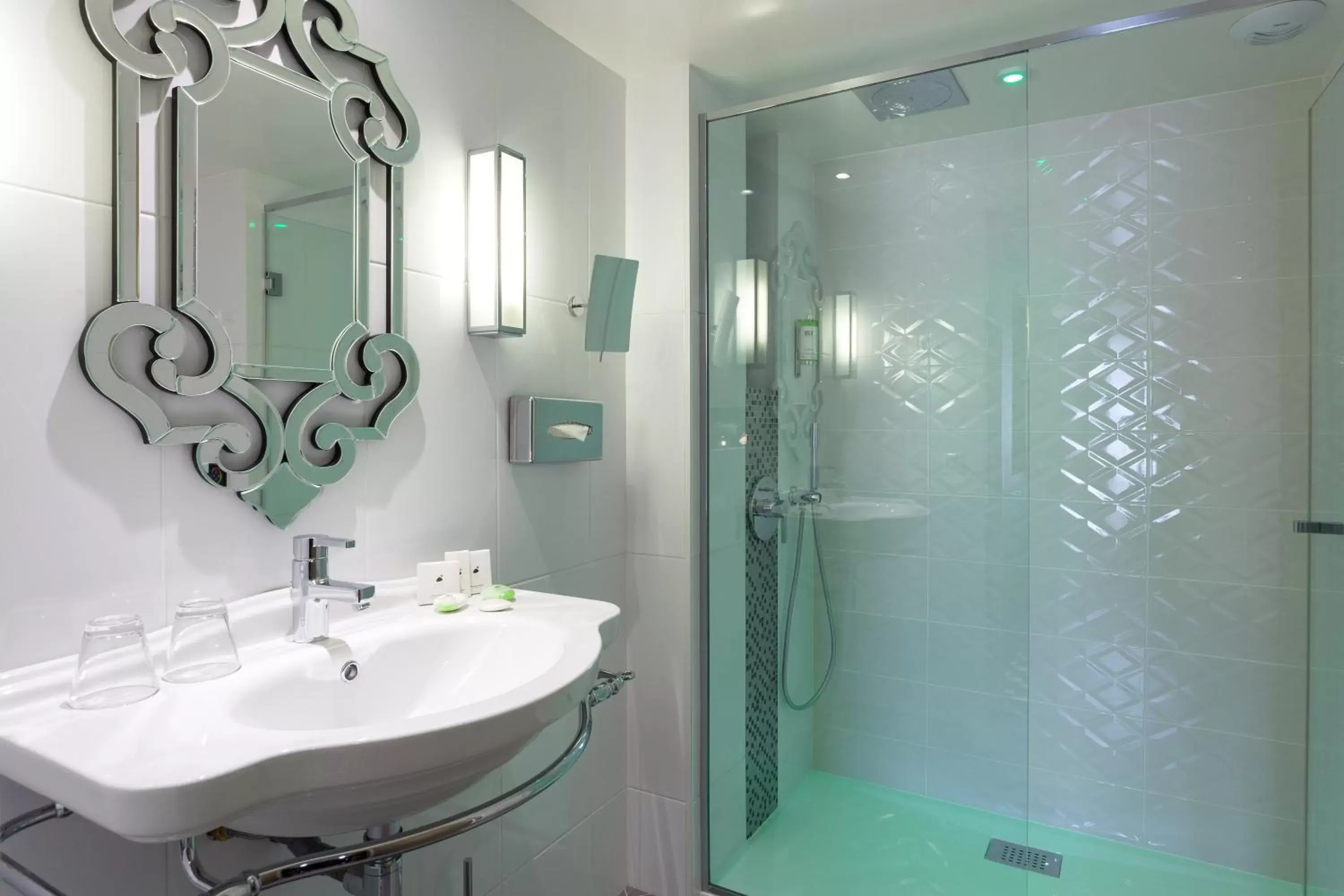 Shower, Bathroom in Philéas Lazare & Spa