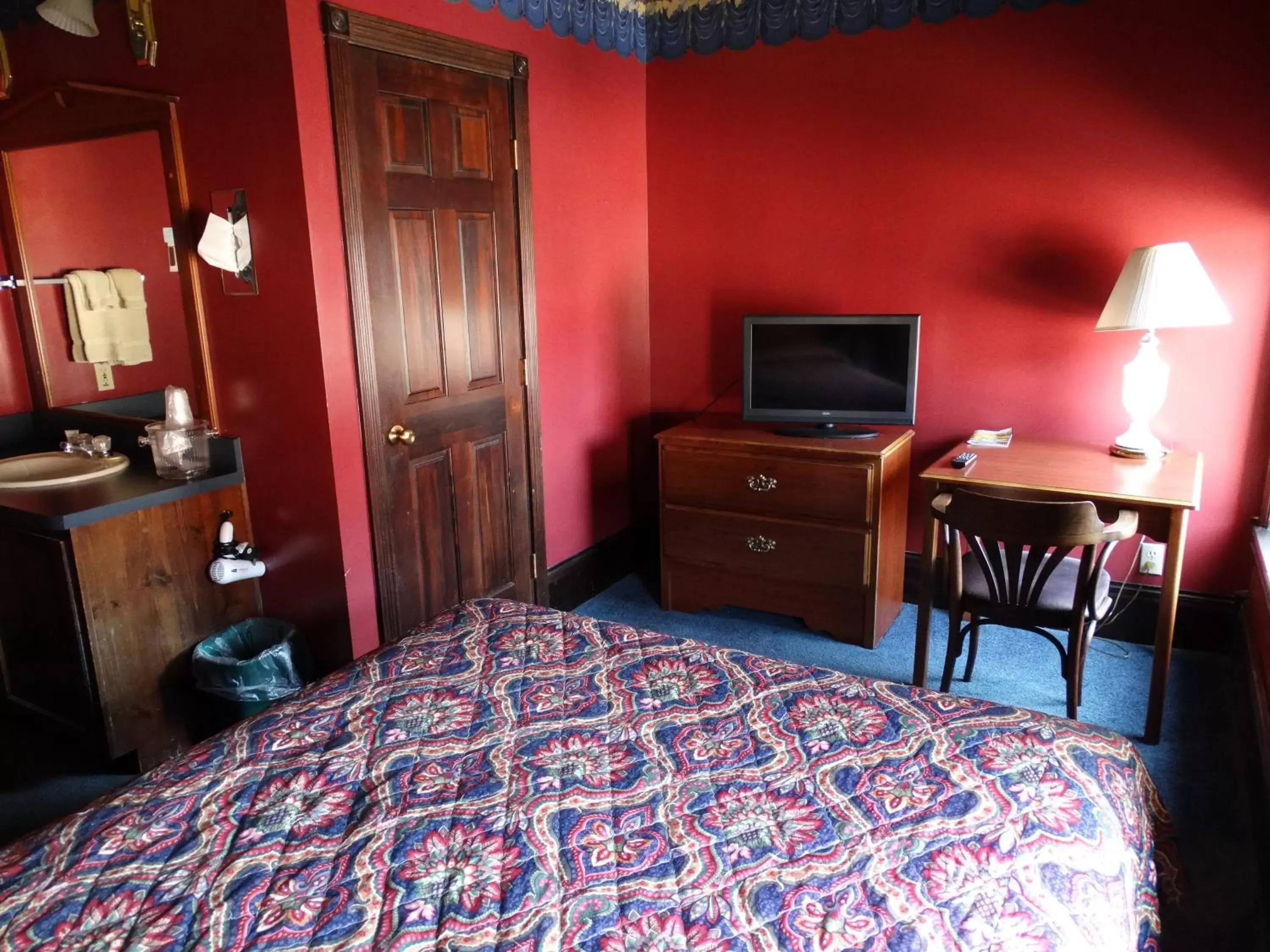 Seating area, Bed in Historic Iron Horse Inn - Deadwood