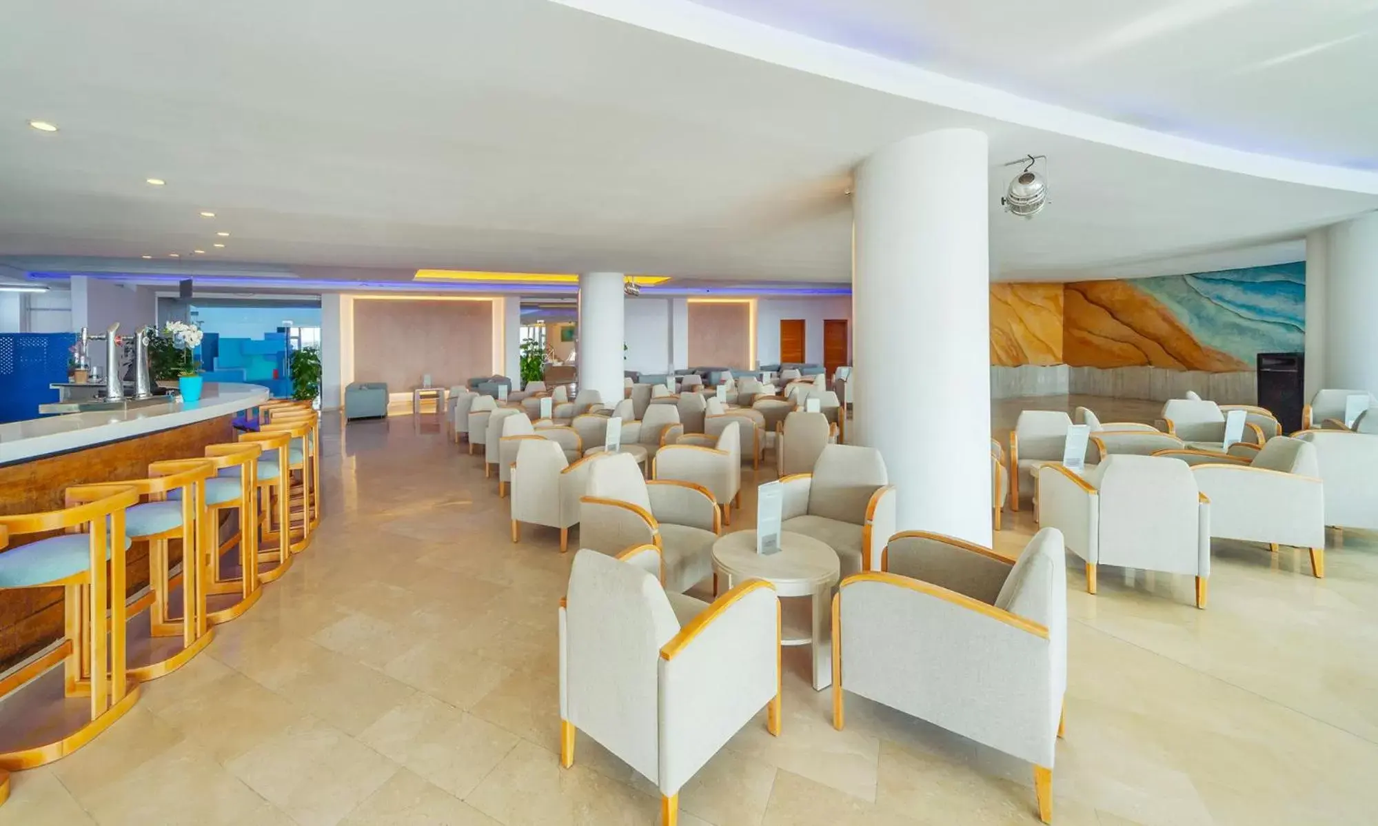 Lounge or bar, Restaurant/Places to Eat in Aparthotel Fontanellas Playa