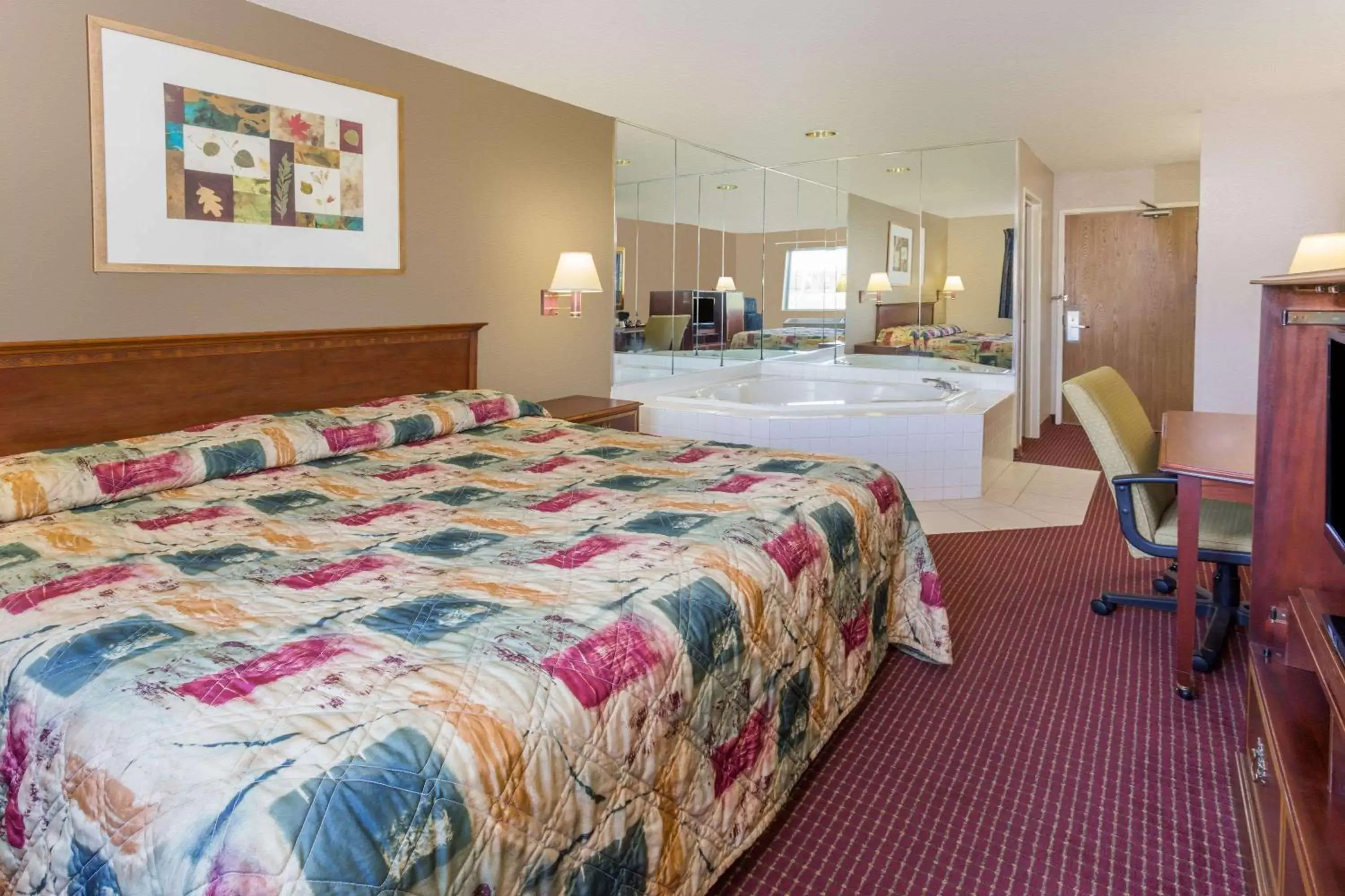 Photo of the whole room, Bed in Super 8 by Wyndham Joliet I-55 N/Chicago