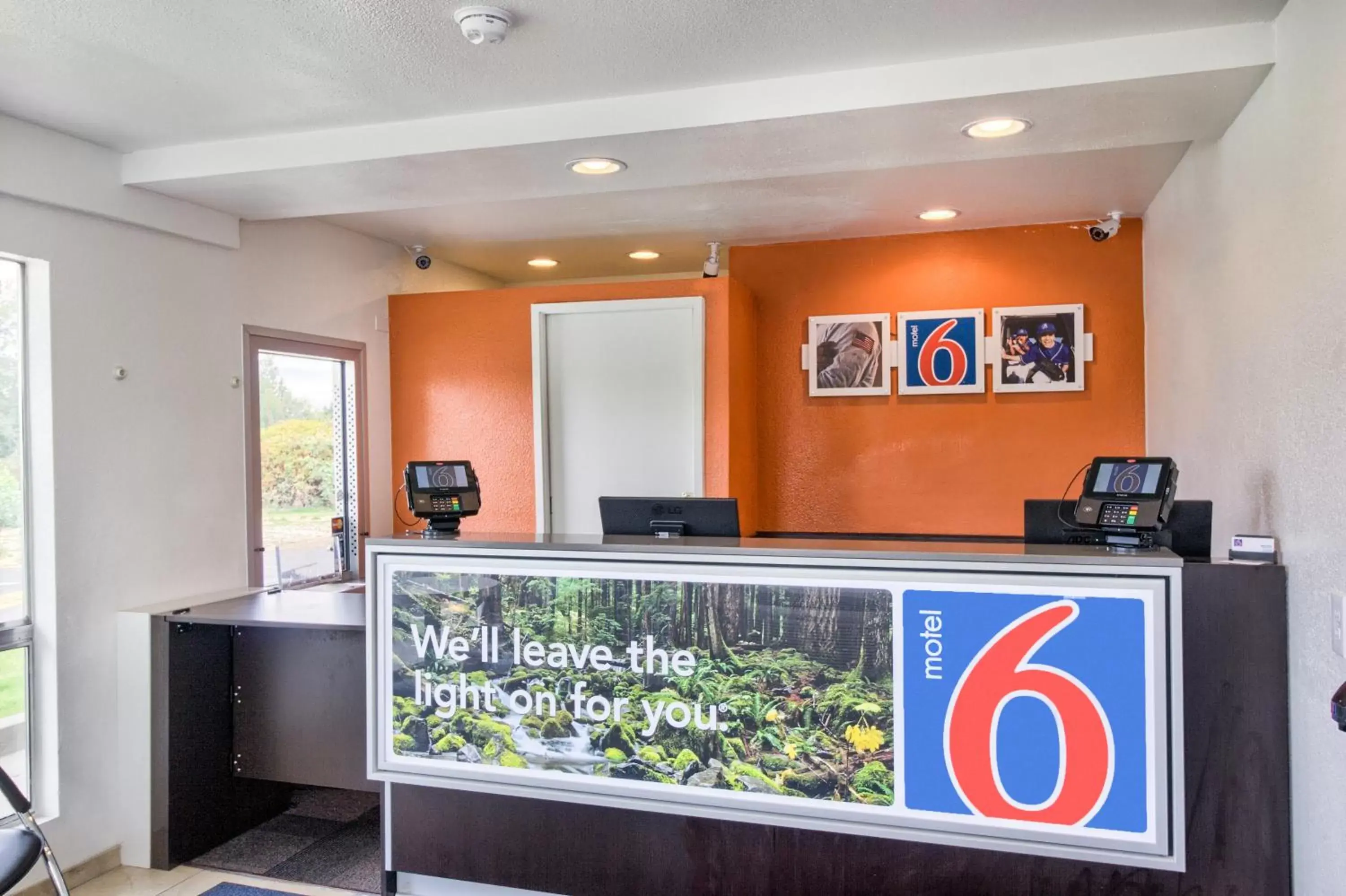 Day, Lobby/Reception in Motel 6-Everett, WA - South