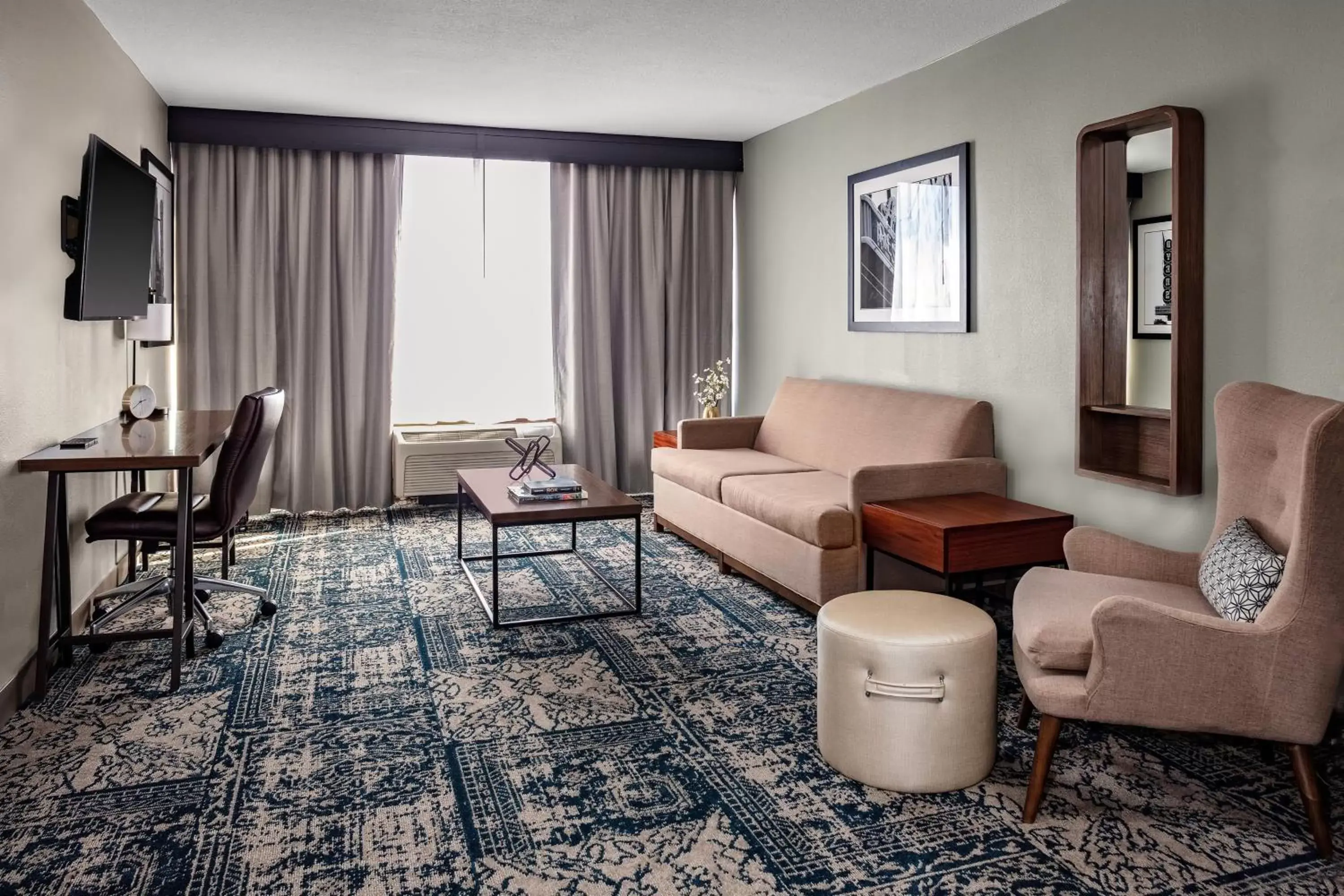 Living room, Seating Area in Four Points by Sheraton Memphis East