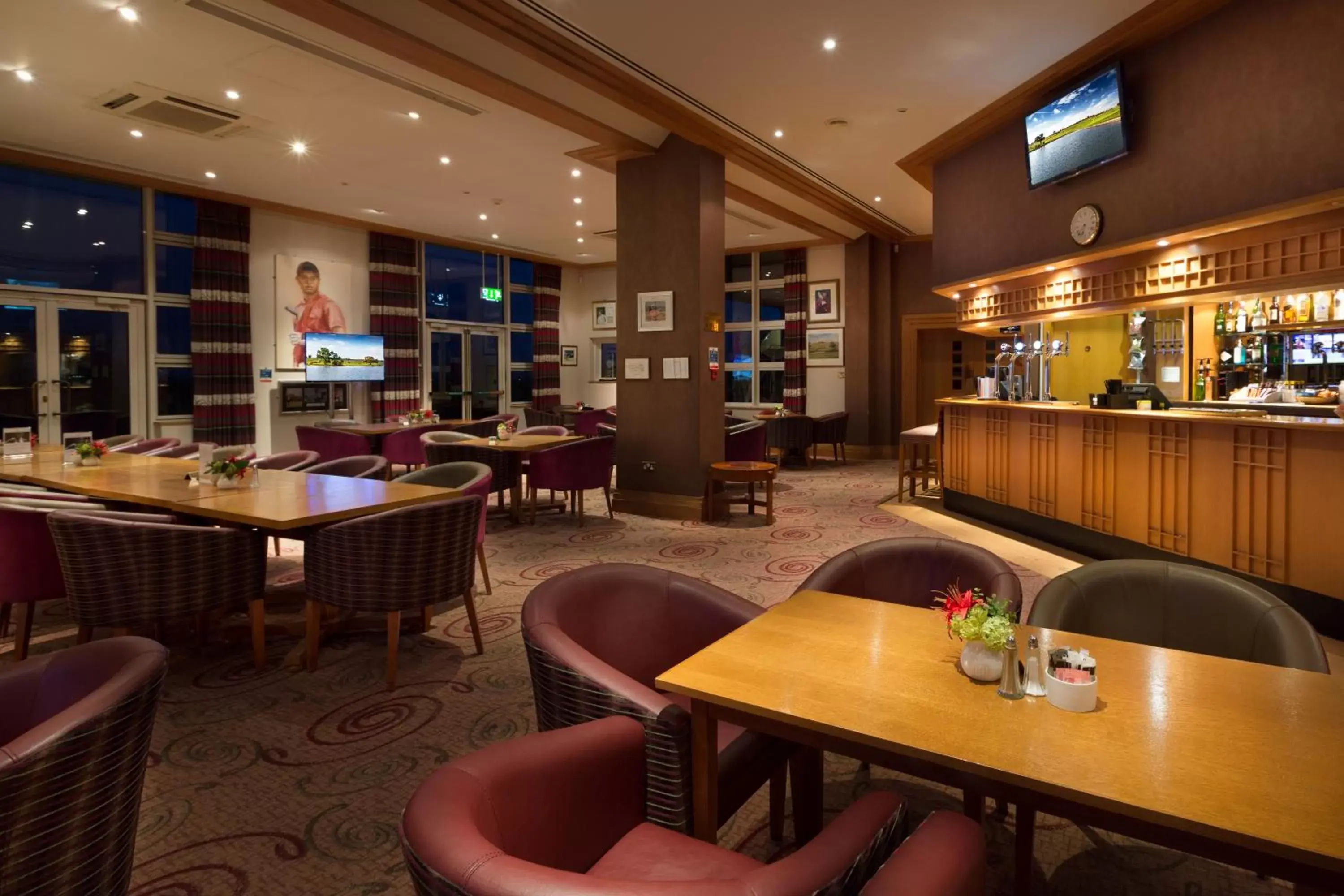 Lounge or bar, Restaurant/Places to Eat in The Oxfordshire Golf & Spa Hotel