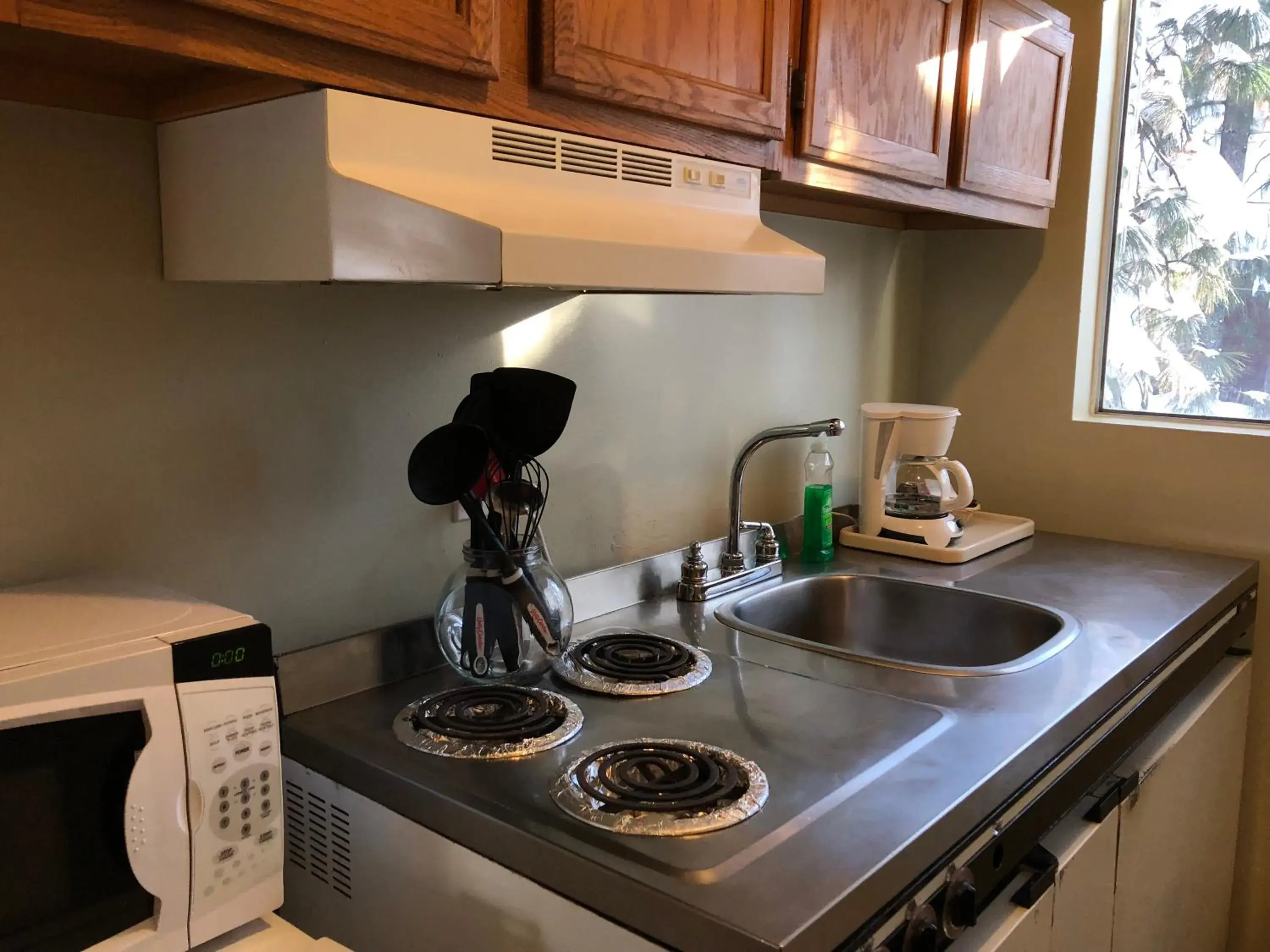 Kitchen or kitchenette in Cedar Inn & Suites Kitchen or kitchenette in Cedar Inn & Suites