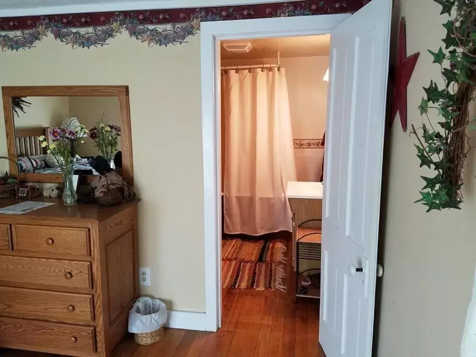 Bedroom, Bed in Rainbow Ridge Farms