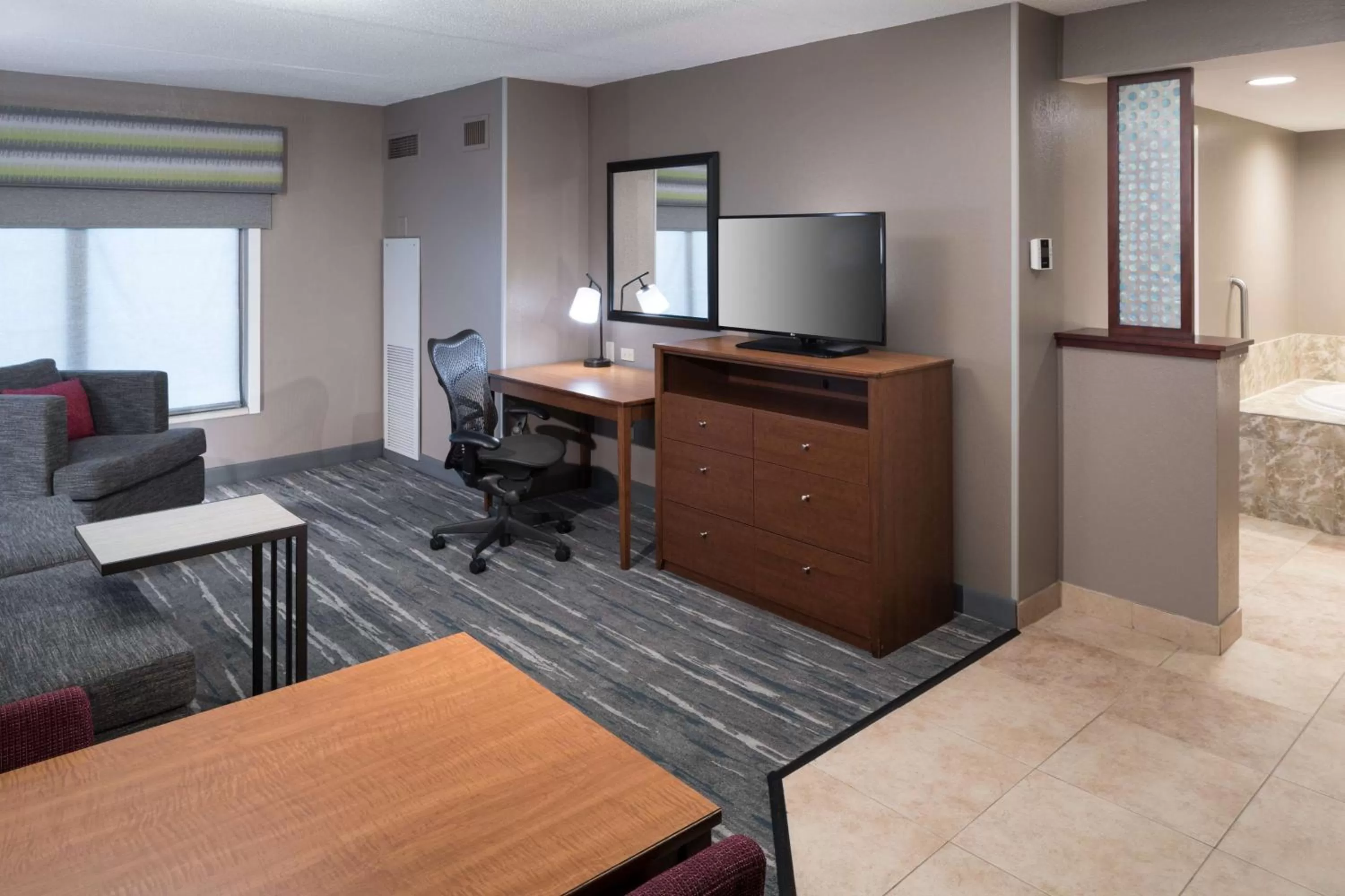 Living room in Hampton Inn & Suites Chicago North Shore