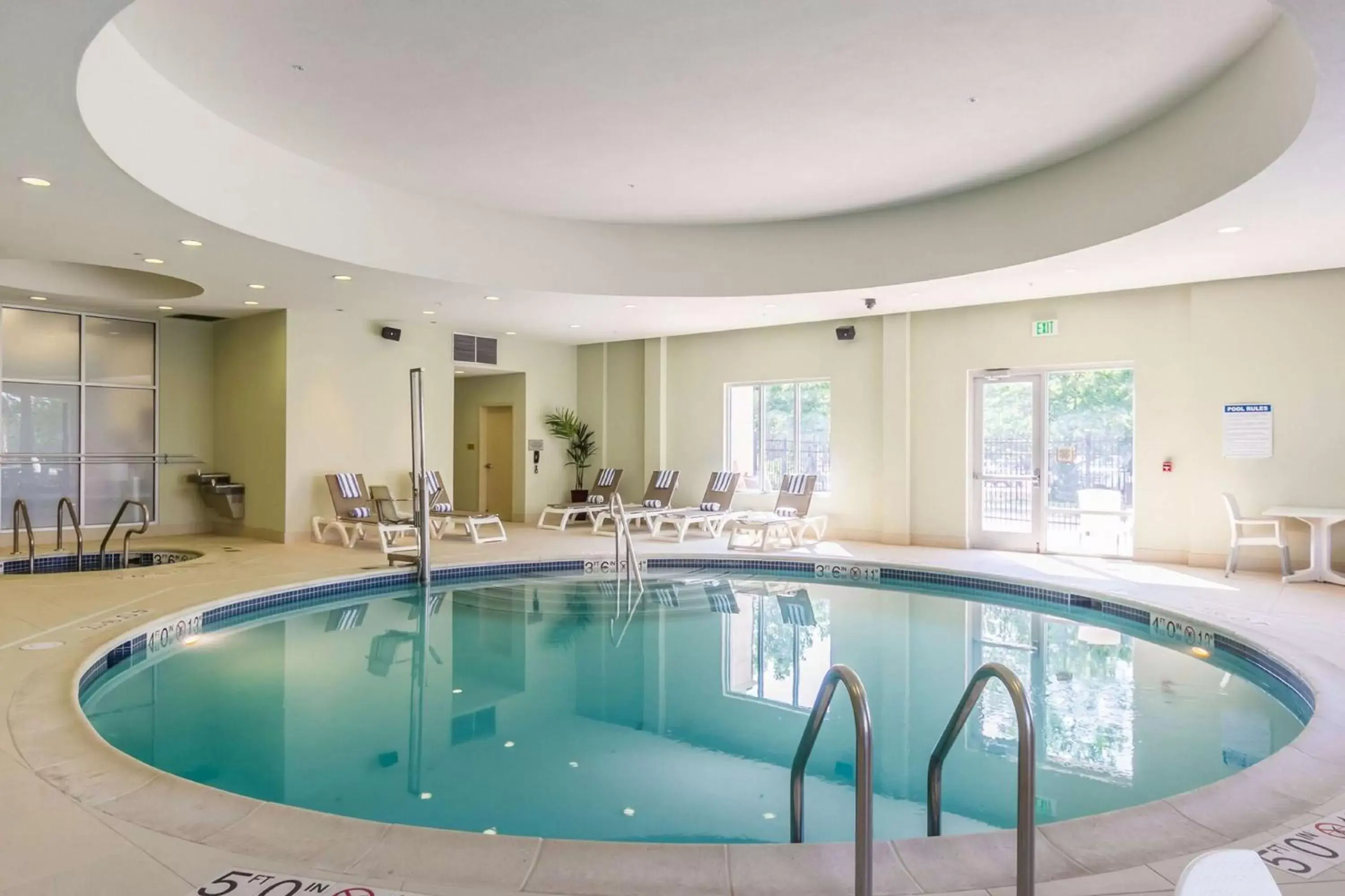 Pool view, Swimming Pool in Embassy Suites by Hilton Newark Airport