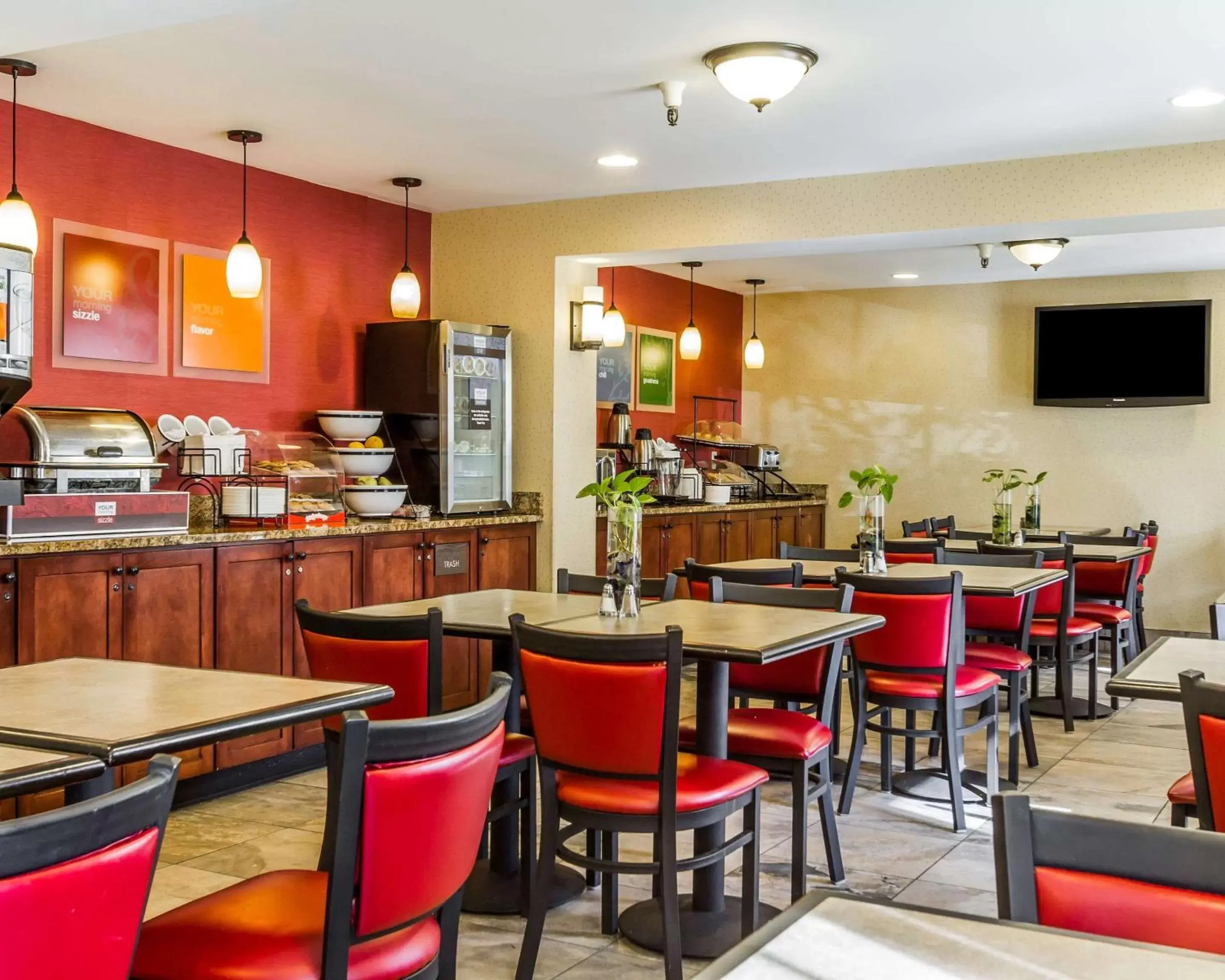 Restaurant/Places to Eat in Comfort Inn Airport