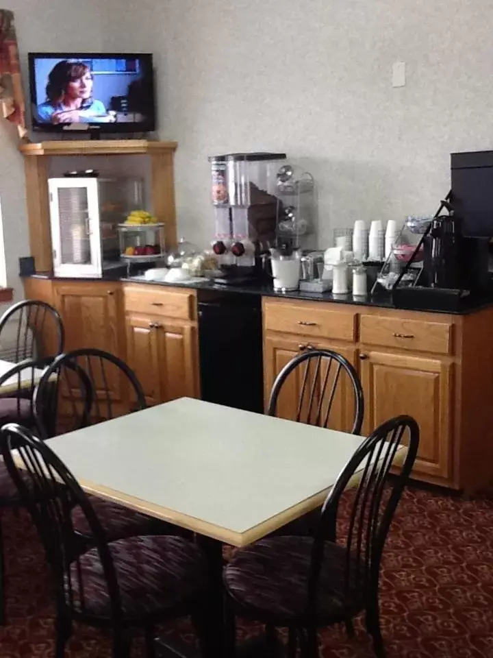 TV and multimedia, Restaurant/Places to Eat in Americas Best Value Inn - Brookhaven