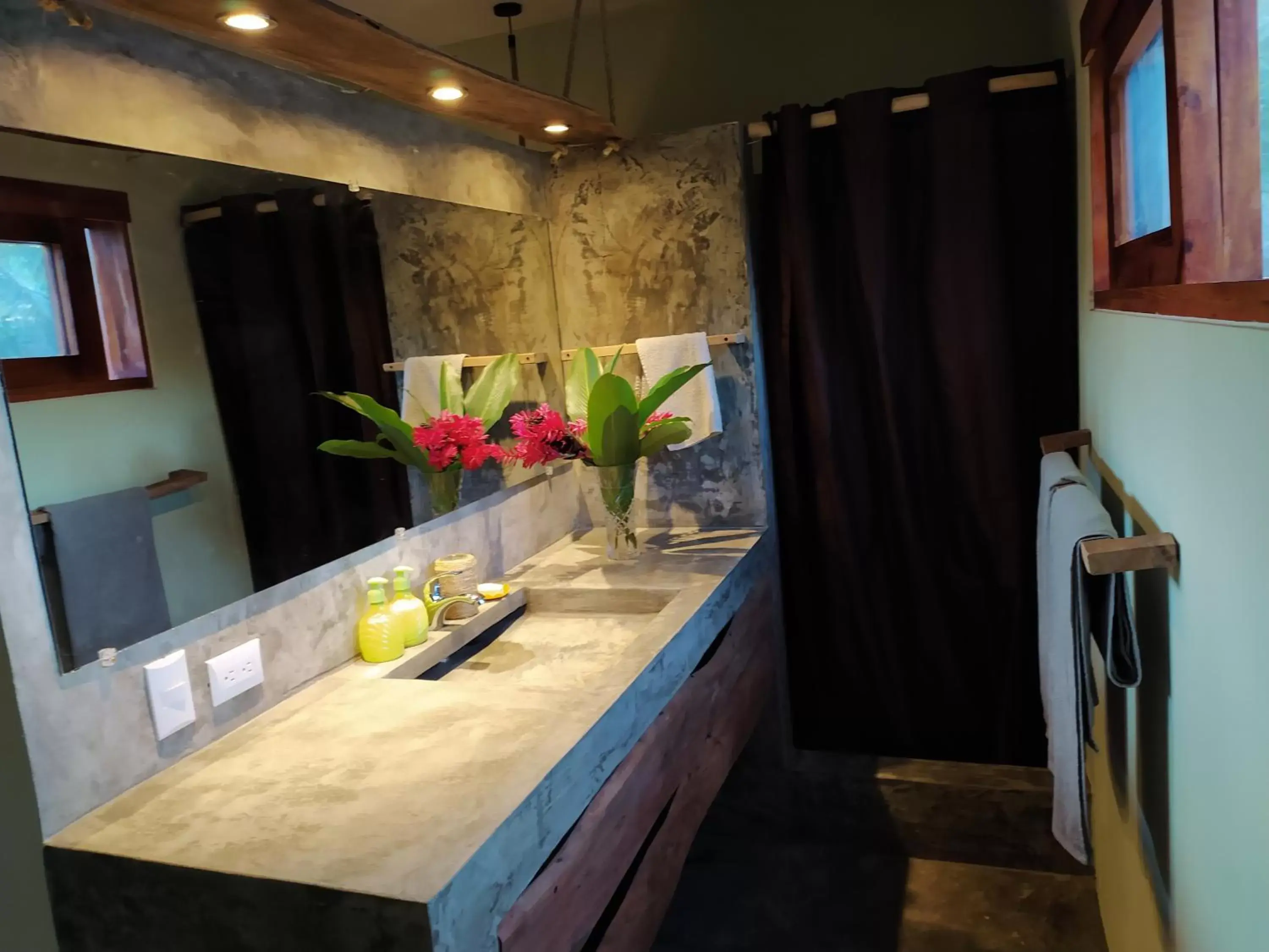 Bathroom, Kitchen/Kitchenette in Residencia El Balatà
