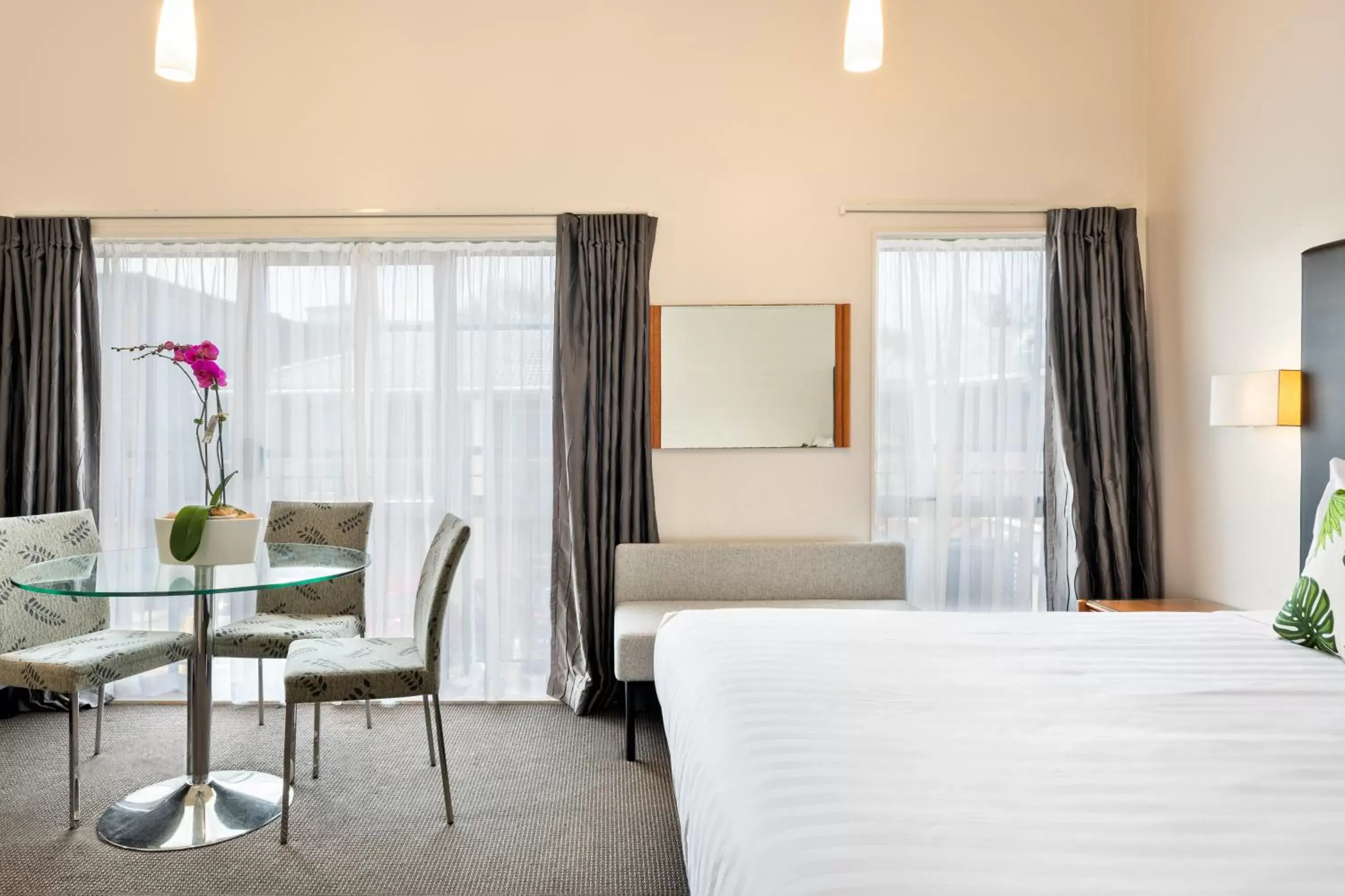 Bed, Seating Area in Best Western Newmarket Inn & Suites