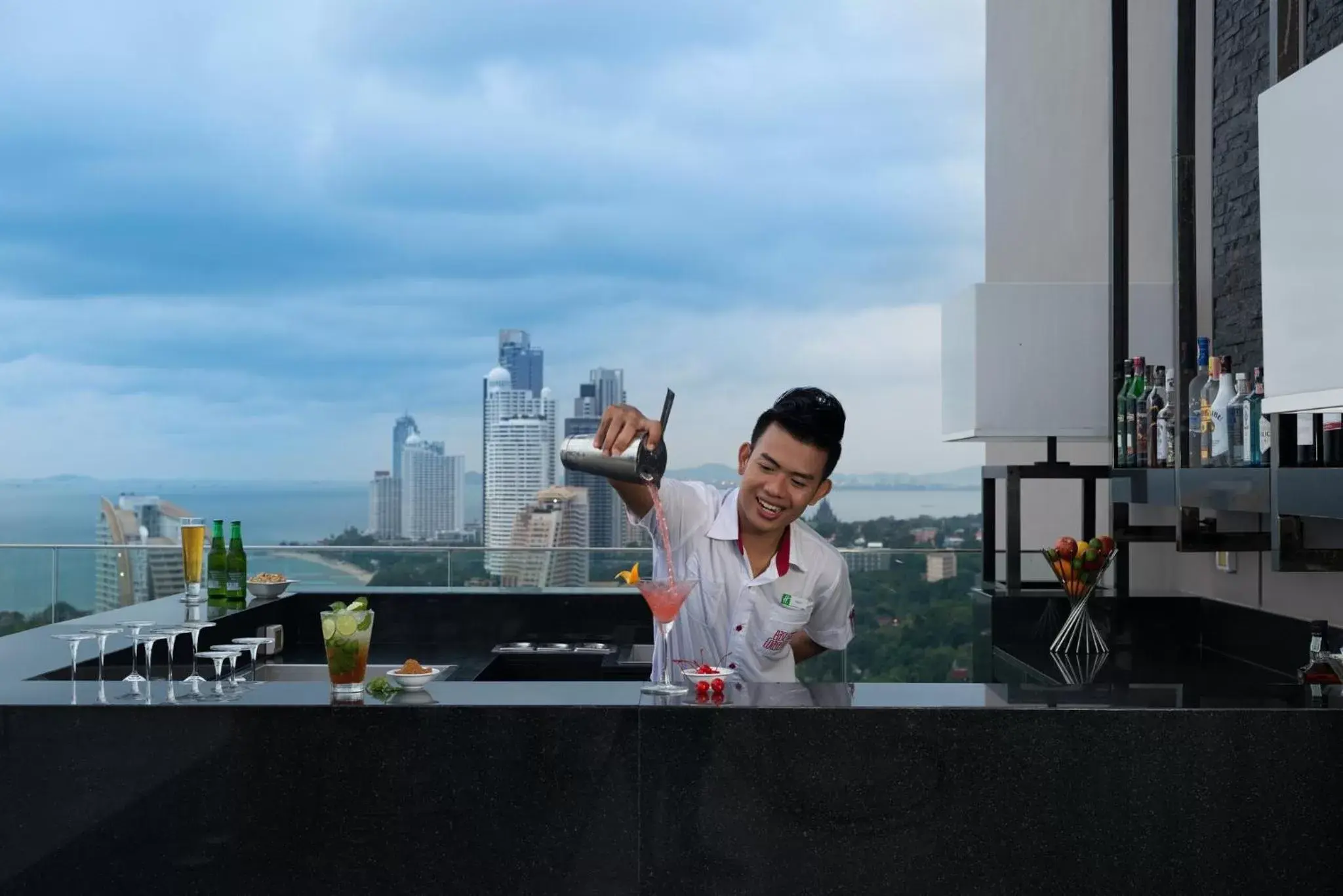Lounge or bar in Holiday Inn Pattaya, an IHG Hotel