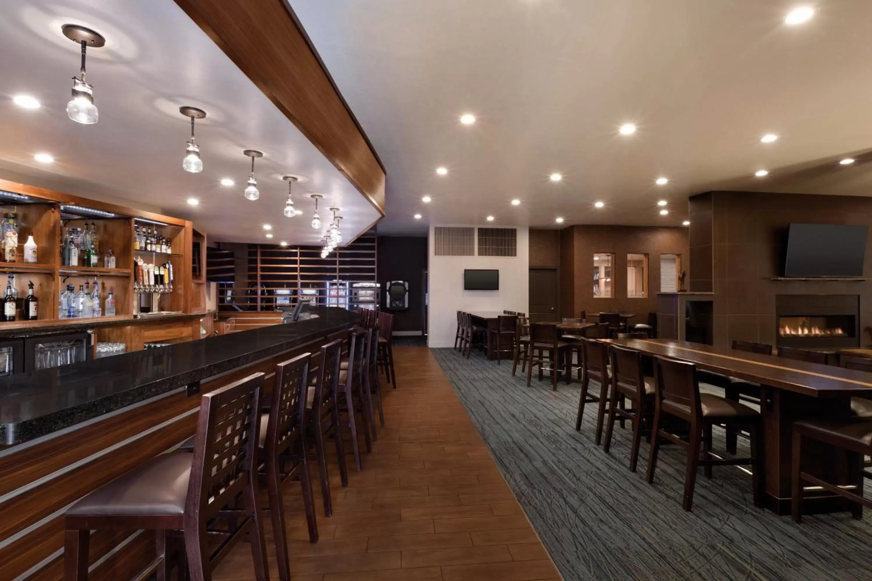 Lounge or bar, Restaurant/Places to Eat in Delta Hotels by Marriott Helena Colonial