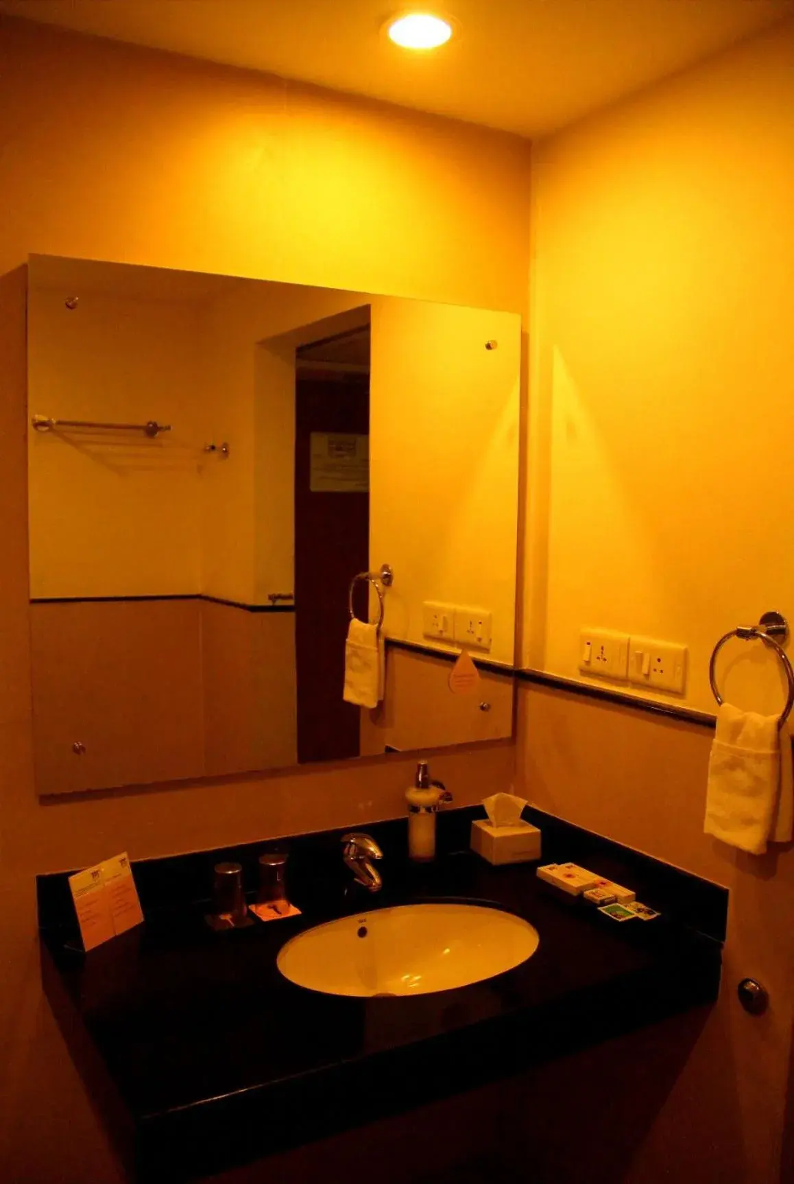 Toilet, Bathroom in Keys Select by Lemon Tree Hotels, Katti-Ma, Chennai